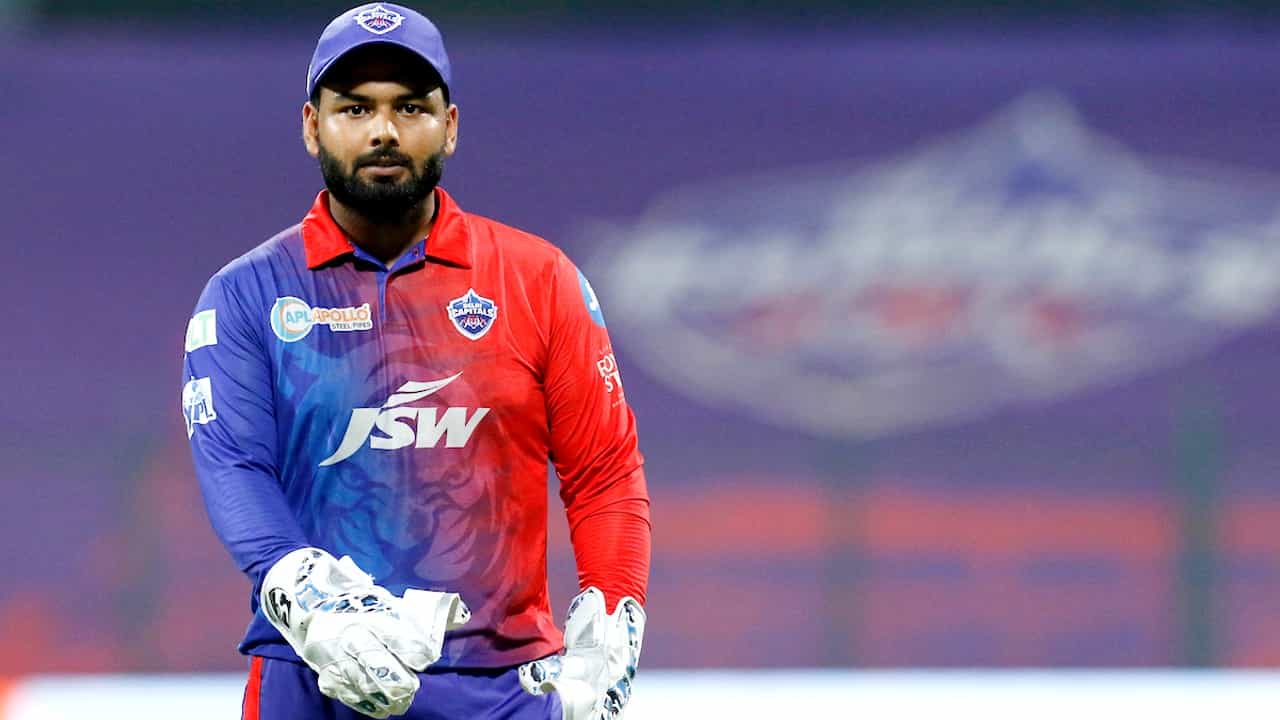 IPL 2023: ಐಪಿಎಲ್ ಸೀಸನ್ 16 ನಿಂದ ಡೆಲ್ಲಿ ಕ್ಯಾಪಿಟಲ್ಸ್ ತಂಡದ ನಾಯಕ ರಿಷಭ್ ಪಂತ್ ಹೊರಗುಳಿಯುವುದು ಖಚಿತವಾಗಿದೆ. ಇತ್ತೀಚೆಗೆ ದೆಹಲಿಯಲ್ಲಿ ನಡೆದ ಕಾರು ಅಪಘಾತದಲ್ಲಿ ಪಂತ್ ಗಂಭೀರವಾಗಿ ಗಾಯಗೊಂಡಿದ್ದರು. ಇದೀಗ ಮುಂಬೈನ ಕೋಕಿಲಬೆನ್ ಆಸ್ಪತ್ರೆಯಲ್ಲಿ ಚಿಕಿತ್ಸೆ ಪಡೆಯುತ್ತಿರುವ ಡೆಲ್ಲಿ ತಂಡದ ನಾಯಕ ಮುಂದಿನ 6 ತಿಂಗಳುಗಳ ಕಾಲ ಮೈದಾನದಲ್ಲಿ ಕಾಣಿಸಿಕೊಳ್ಳುವುದಿಲ್ಲ.