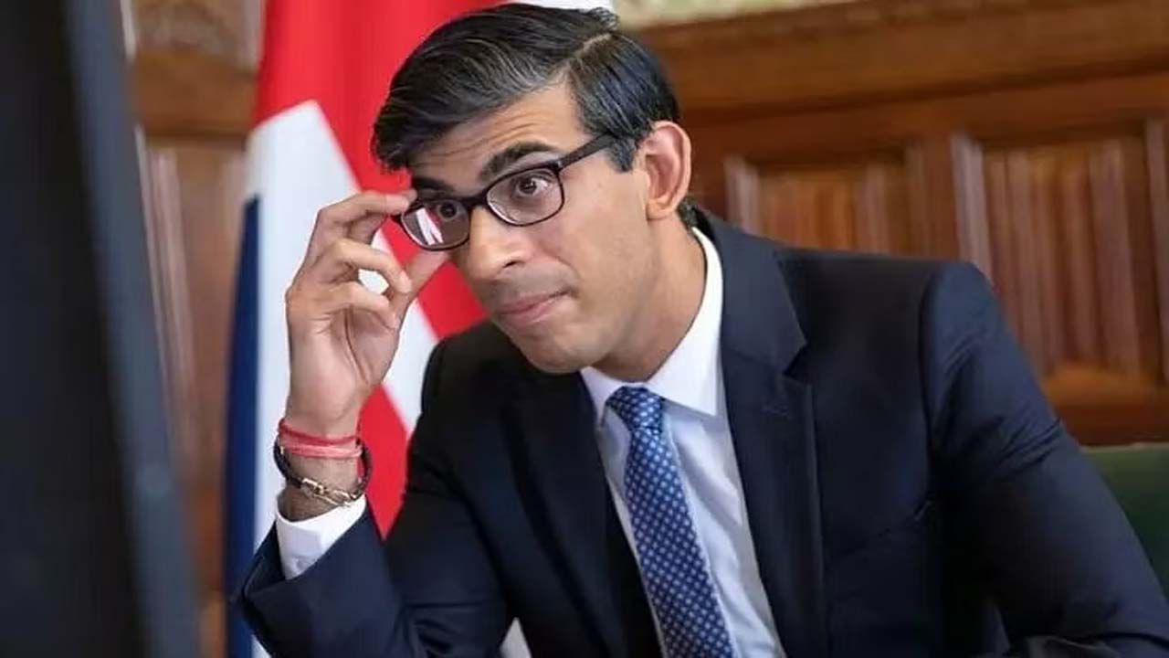British PM Rishi Sunak: ಕಾರಿನಲ್ಲಿ ಸೀಟ್ಬೆಲ್ಟ್ ಧರಿಸದ ರಿಷಿ ಸುನಕ್, ಬ್ರಿಟನ್ನಲ್ಲಿ ಪ್ರಧಾನಿಗೇ ಪೊಲೀಸರಿಂದ ದಂಡ British PM Rishi Sunak: ಕಾರಿನಲ್ಲಿ ಸೀಟ್ಬೆಲ್ಟ್ ಧರಿಸದ ರಿಷಿ ಸುನಕ್, ಬ್ರಿಟನ್ನಲ್ಲಿ ಪ್ರಧಾನಿಗೇ ಪೊಲೀಸರಿಂದ ದಂಡ