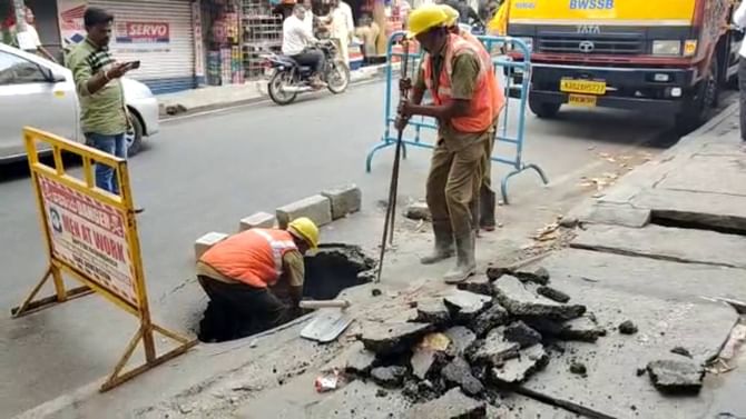 ಬೆಂಗಳೂರಿಗರೇ ಎಚ್ಚರಾ! ಗುಂಡಿ ಗಂಡಾಂತರ ಮುಂದುವರೆದಿದೆ, ಇಟ್ಟುಮಡು ಮುಖ್ಯರಸ್ತೆಯಲ್ಲಿ ರಸ್ತೆ ಧಡಾರನೆ ಕುಸಿದುಬಿಟ್ಟಿದೆ ಬೆಂಗಳೂರಿಗರೇ ಎಚ್ಚರಾ! ಗುಂಡಿ ಗಂಡಾಂತರ ಮುಂದುವರೆದಿದೆ, ಇಟ್ಟುಮಡು ಮುಖ್ಯರಸ್ತೆಯಲ್ಲಿ ರಸ್ತೆ ಧಡಾರನೆ ಕುಸಿದುಬಿಟ್ಟಿದೆ