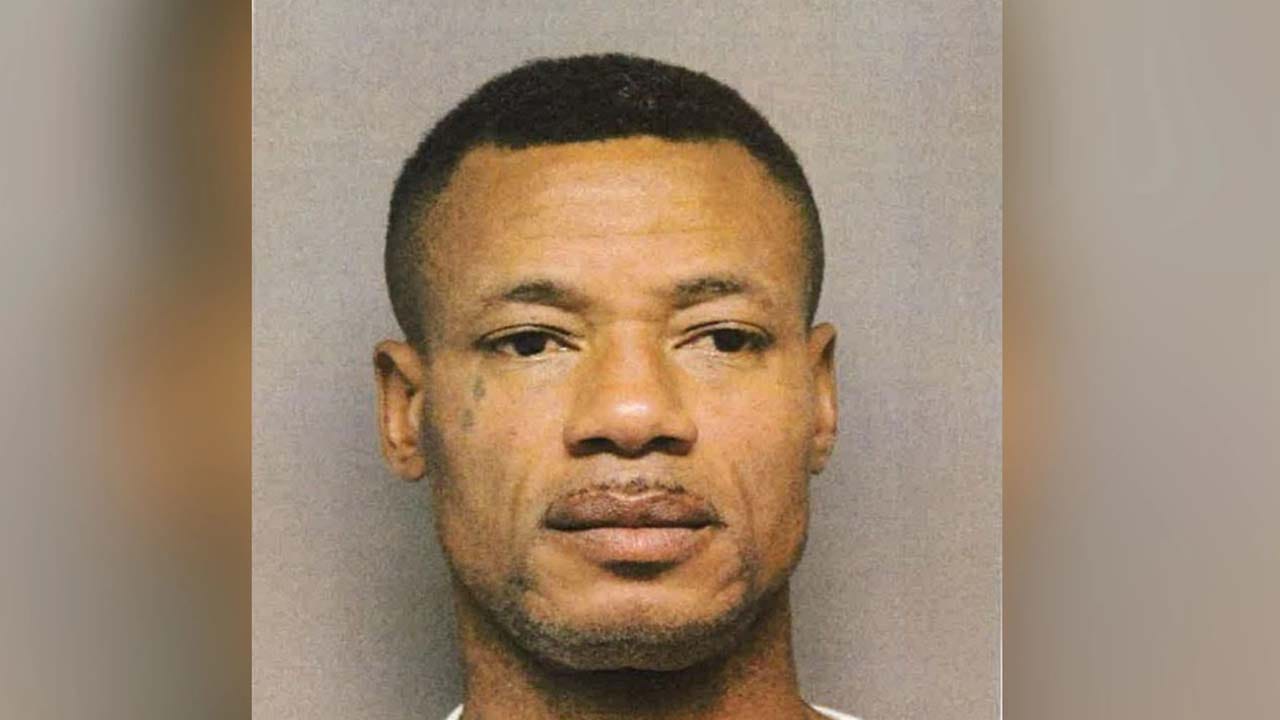 ತನ್ನಿಬ್ಬರು ಮಕ್ಕಳ ರಕ್ಷಣೆಗೆ ಅಮೆರಿಕನ್ ಮಹಿಳೆಯೊಬ್ಬರು ಮನೆನುಗ್ಗಿದ ಆಗಂತುಕ ದರೋಡೆಕೋರನನ್ನು ಗುಂಡು ಹಾರಿಸಿ ಕೊಂದರೂ ಪೊಲೀಸರು ಬಂಧಿಸಿಲ್ಲ! ತನ್ನಿಬ್ಬರು ಮಕ್ಕಳ ರಕ್ಷಣೆಗೆ ಅಮೆರಿಕನ್ ಮಹಿಳೆಯೊಬ್ಬರು ಮನೆನುಗ್ಗಿದ ಆಗಂತುಕ ದರೋಡೆಕೋರನನ್ನು ಗುಂಡು ಹಾರಿಸಿ ಕೊಂದರೂ ಪೊಲೀಸರು ಬಂಧಿಸಿಲ್ಲ!