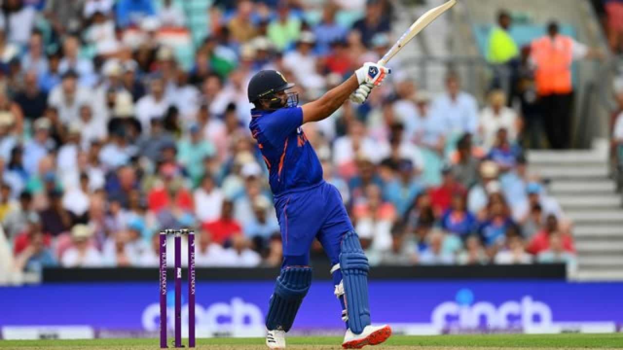 ನ್ಯೂಜಿಲೆಂಡ್ ವಿರುದ್ಧದ ಮೊದಲ ಏಕದಿನ ಪಂದ್ಯದಲ್ಲಿ ಟೀಮ್ ಇಂಡಿಯಾ ನಾಯಕ ರೋಹಿತ್ ಶರ್ಮಾ 38 ಎಸೆತಗಳಲ್ಲಿ 4 ಫೋರ್ ಹಾಗೂ 2 ಸಿಕ್ಸ್ನೊಂದಿಗೆ 34 ರನ್ ಬಾರಿಸಿದ್ದರು. ವಿಶೇಷ ಎಂದರೆ ಈ 2 ಸಿಕ್ಸ್ನೊಂದಿಗೆ ಏಕದಿನ ಕ್ರಿಕೆಟ್ನಲ್ಲಿ ಭಾರತದಲ್ಲಿ ಅತ್ಯಧಿಕ ಸಿಕ್ಸ್ ಬಾರಿಸಿದ ದಾಖಲೆ ಕೂಡ ರೋಹಿತ್ ಶರ್ಮಾ ಪಾಲಾಗಿದೆ.