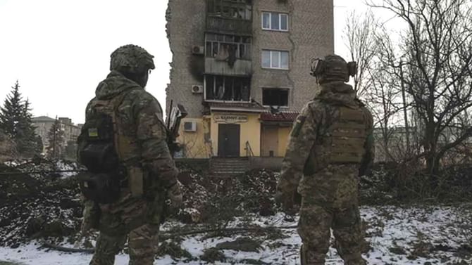 Russia Ukraine War: ಉಕ್ರೇನ್ಗೆ ಯುದ್ಧ ಟ್ಯಾಂಕ್ ಒದಗಿಸುವ ಜರ್ಮನಿ ಭರವಸೆ ಬೆನ್ನಿಗೇ ರಷ್ಯಾದಿಂದ ತೀವ್ರ ದಾಳಿ; ಕುಸಿಯಿತು ವಿದ್ಯುತ್ ವಿತರಣೆ Russia Ukraine War: ಉಕ್ರೇನ್ಗೆ ಯುದ್ಧ ಟ್ಯಾಂಕ್ ಒದಗಿಸುವ ಜರ್ಮನಿ ಭರವಸೆ ಬೆನ್ನಿಗೇ ರಷ್ಯಾದಿಂದ ತೀವ್ರ ದಾಳಿ; ಕುಸಿಯಿತು ವಿದ್ಯುತ್ ವಿತರಣೆ