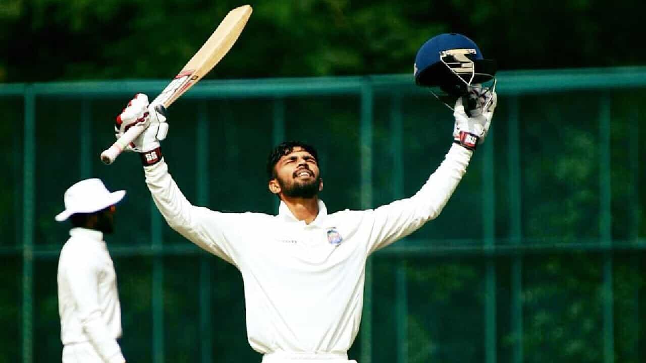 Ranji Trophy 2023: ದೇಶೀಯ ಅಂಗಳದಲ್ಲಿ ಯುವ ಬ್ಯಾಟ್ಸ್ಮನ್ ರುತುರಾಜ್ ಗಾಯಕ್ವಾಡ್ ಭರ್ಜರಿ ಫಾರ್ಮ್ ಮುಂದುವರೆಸಿದ್ದಾರೆ. ಇತ್ತೀಚೆಗಷ್ಟೇ ವಿಜಯ್ ಹಜಾರೆ ಟೂರ್ನಿಯಲ್ಲಿ ಶತಕದ ಮೇಲೆ ಶತಕ ಸಿಡಿಸಿ ಮಿಂಚಿದ್ದ ರುತುರಾಜ್ ಇದೀಗ ರಣಜಿ ಟೂರ್ನಿಯಲ್ಲೂ ತಮ್ಮ ಬ್ಯಾಟಿಂಗ್ ವೈಭವವನ್ನು ತೆರೆದಿಟ್ಟಿದ್ದಾರೆ.