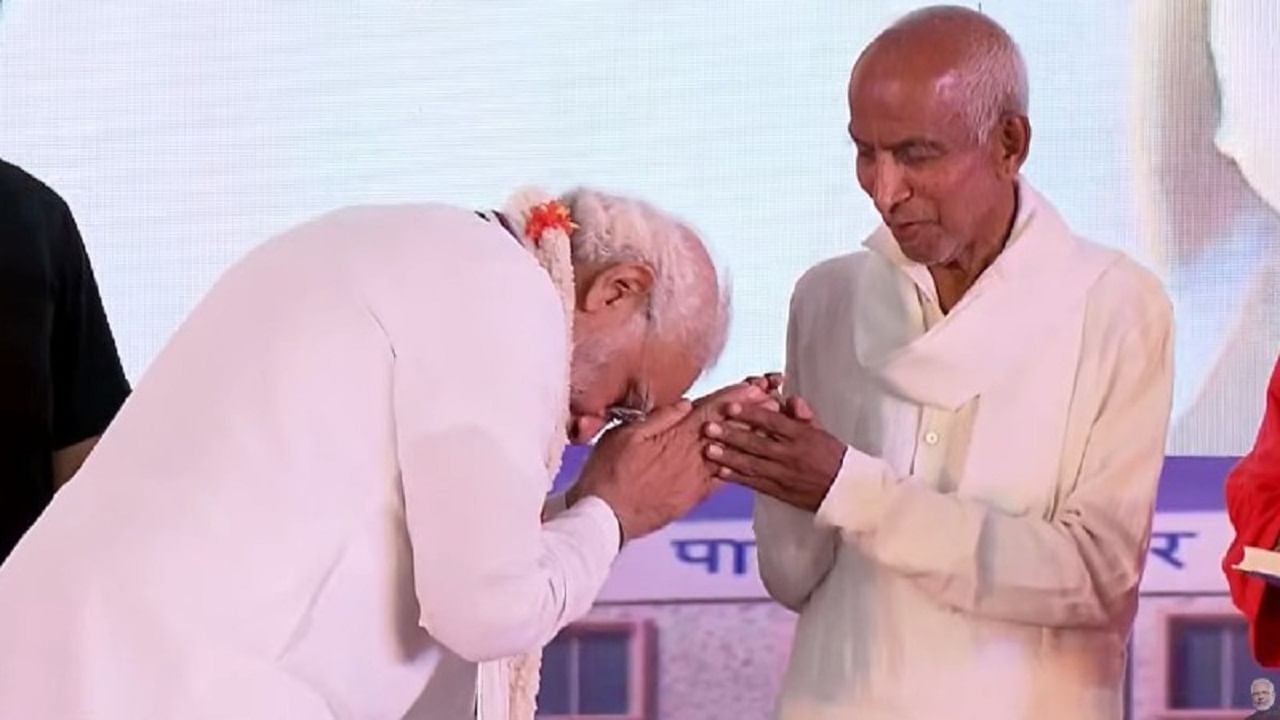 ಪದ್ಮಶ್ರೀ ಪ್ರಶಸ್ತಿಯನ್ನು ವಿನಮೃವಾಗಿಯೇ ನಿರಾಕರಿಸಿದ್ದ ಸಿದ್ಧೇಶ್ವರ ಸ್ವಾಮೀಜಿ, ಅಂದು ಮೋದಿಗೆ ಹೇಳಿದ್ದು ಇದೊಂದೇ ಮಾತು ಪದ್ಮಶ್ರೀ ಪ್ರಶಸ್ತಿಯನ್ನು ವಿನಮೃವಾಗಿಯೇ ನಿರಾಕರಿಸಿದ್ದ ಸಿದ್ಧೇಶ್ವರ ಸ್ವಾಮೀಜಿ, ಅಂದು ಮೋದಿಗೆ ಹೇಳಿದ್ದು ಇದೊಂದೇ ಮಾತು