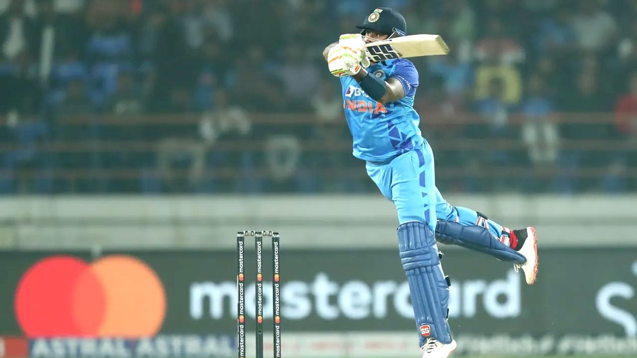 ರಾಜ್ಕೋಟ್ನ ಸೌರಾಷ್ಟ್ರ ಕ್ರಿಕೆಟ್ ಅಸೋಸಿಯೇಷನ್ ಮೈದಾನದಲ್ಲಿ ಶನಿವಾರ ಸಿಕ್ಸ್ಗಳ ಸುರಿಮಳೆಯಾಗಿತ್ತು. ಹೀಗೆ ಸಿಕ್ಸ್-ಫೋರ್ಗಳ ಮೂಲಕ ಅಬ್ಬರಿಸಿದ್ದು ಮತ್ಯಾರೂ ಅಲ್ಲ, ಕ್ರಿಕೆಟ್ ಅಂಗಳದ ಹೊಸ 360 ಡಿಗ್ರಿ ಸೂರ್ಯಕುಮಾರ್ ಯಾದವ್. 4ನೇ ಕ್ರಮಾಂಕದಲ್ಲಿ ಕಣಕ್ಕಿಳಿದಿದ್ದ ಸೂರ್ಯ ಅಕ್ಷರಶಃ ಅಬ್ಬರಿಸಿ ಶ್ರೀಲಂಕಾ ಬೌಲರ್ಗಳ ಬೆಂಡೆತ್ತಿದ್ದರು.