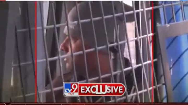 Santro Ravi: ಸೆರೆಸಿಕ್ಕ ನಂತರವೇ ಹೆಚ್ಚು ಸುರಕ್ಷಿತವಾಗಿದ್ದಾನೆಯೇ? ಅವನ ಕಸ್ಟಡಿ ಪಡೆಯಲು ವಿಫಲರಾದ ಪೊಲೀಸರೇ ಉತ್ತರಿಸಬೇಕು! Santro Ravi: ಸೆರೆಸಿಕ್ಕ ನಂತರವೇ ಹೆಚ್ಚು ಸುರಕ್ಷಿತವಾಗಿದ್ದಾನೆಯೇ? ಅವನ ಕಸ್ಟಡಿ ಪಡೆಯಲು ವಿಫಲರಾದ ಪೊಲೀಸರೇ ಉತ್ತರಿಸಬೇಕು!