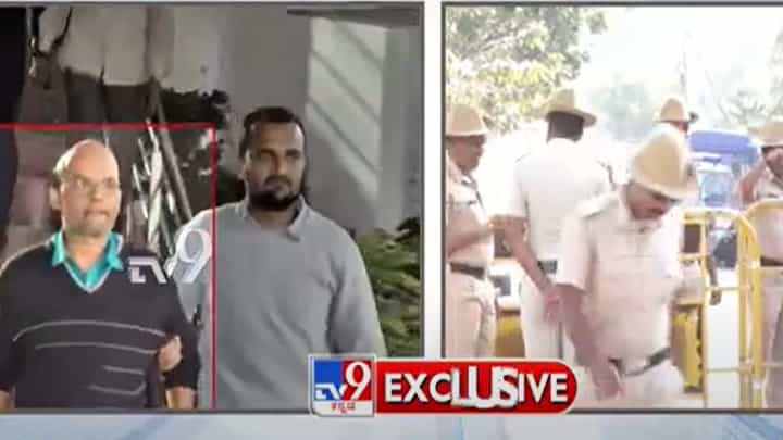 ಮೈಸೂರಿನ ವಿಜಯನಗರ ಪೊಲೀಸ್ ಠಾಣೆಯಲ್ಲಿ ಸ್ಯಾಂಟ್ರೋ ರವಿಯ ವಿಚಾರಣೆ ನಡೆಸಿದ ಪೊಲೀಸರು ಮೈಸೂರಿನ ವಿಜಯನಗರ ಪೊಲೀಸ್ ಠಾಣೆಯಲ್ಲಿ ಸ್ಯಾಂಟ್ರೋ ರವಿಯ ವಿಚಾರಣೆ ನಡೆಸಿದ ಪೊಲೀಸರು