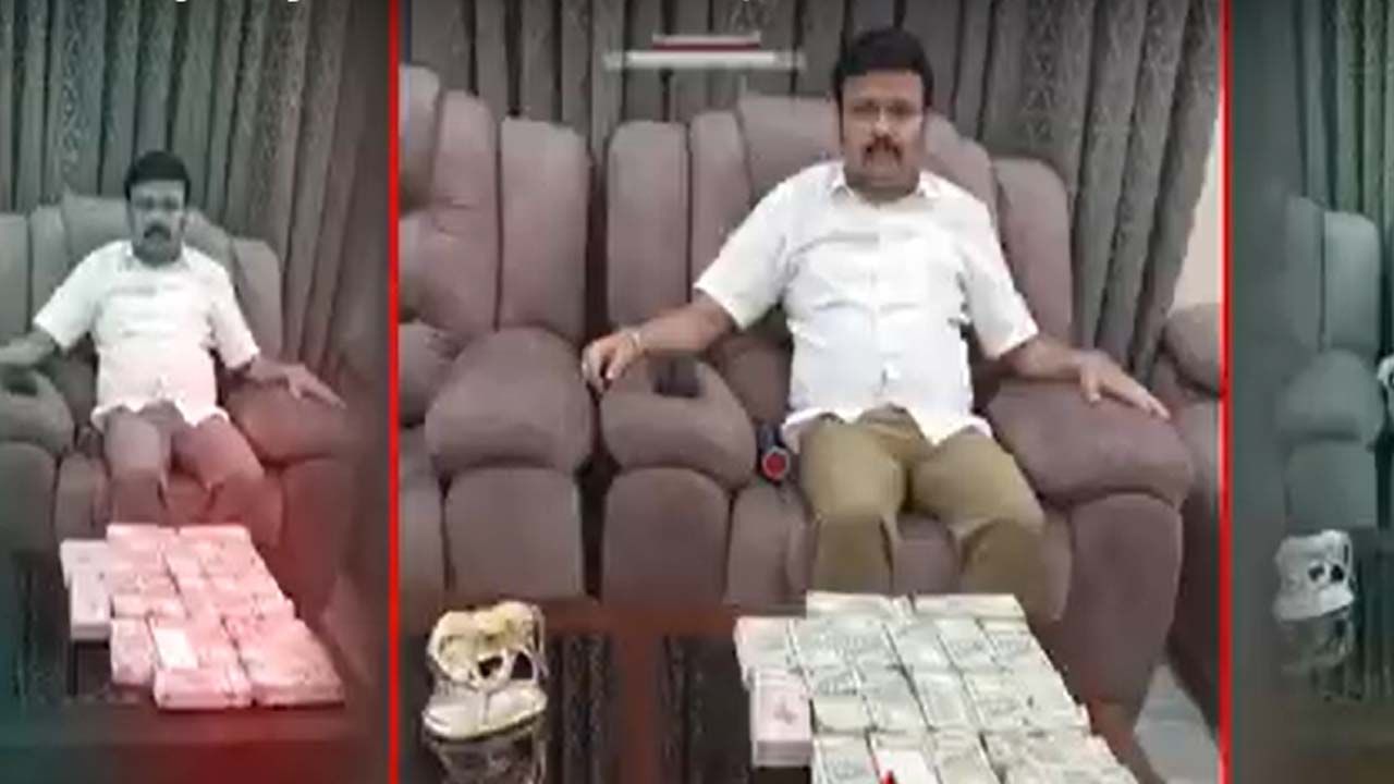 Santro Ravi Case: ಮಹಿಳೆಯರಿಗೆ ಮತ್ತು ಬರಿಸುವ ಔಷಧಿ ಬೆರೆಸುತ್ತಿದ್ದ ಸ್ಯಾಂಟ್ರೋ ರವಿ ಆಪ್ತ ಪೊಲೀಸರ ವಶಕ್ಕೆ Santro Ravi Case: ಮಹಿಳೆಯರಿಗೆ ಮತ್ತು ಬರಿಸುವ ಔಷಧಿ ಬೆರೆಸುತ್ತಿದ್ದ ಸ್ಯಾಂಟ್ರೋ ರವಿ ಆಪ್ತ ಪೊಲೀಸರ ವಶಕ್ಕೆ