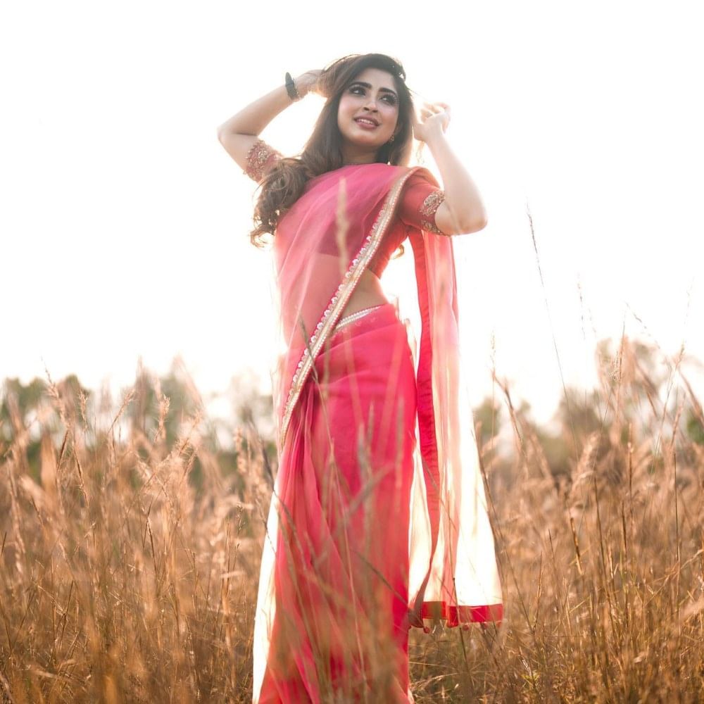 ಈಗ ಸಾನ್ಯಾ ಐಯ್ಯರ್ ಅವರು ಸೀರೆಯಲ್ಲಿ ಮಿಂಚಿದ್ದಾರೆ. ಹುಲ್ಲುಗಳ ಮಧ್ಯೆ ನಿಂತು ಅವರು ಸೀರೆಯಲ್ಲಿ ಪೋಸ್ ನೀಡಿದ್ದಾರೆ.