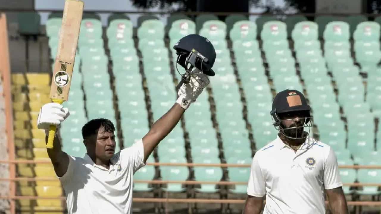 ರಣಜಿ ಟ್ರೋಫಿಯಲ್ಲಿ ಮುಂಬೈ ತಂಡದ ಯುವ ಬ್ಯಾಟರ್ ಸರ್ಫರಾಝ್ ಖಾನ್ ಬ್ಯಾಟಿಂಗ್ ಆರ್ಭಟ ಮುಂದುವರೆದಿದ್ದಾರೆ. ಈ ಸೀಸನ್ನಲ್ಲಿ 2 ಶತಕ ಬಾರಿಸಿದ್ದ ಸರ್ಫರಾಝ್ ಇದೀಗ ಮತ್ತೊಂದು ಸೆಂಚುರಿ ಸಿಡಿಸಿ ಮಿಂಚಿದ್ದಾರೆ. ಆದರೆ ಈ ಬಾರಿಯ ಶತಕ ಹೊಸ ಚರ್ಚೆಯನ್ನು ಹುಟ್ಟುಹಾಕಿರುವುದು ವಿಶೇಷ.