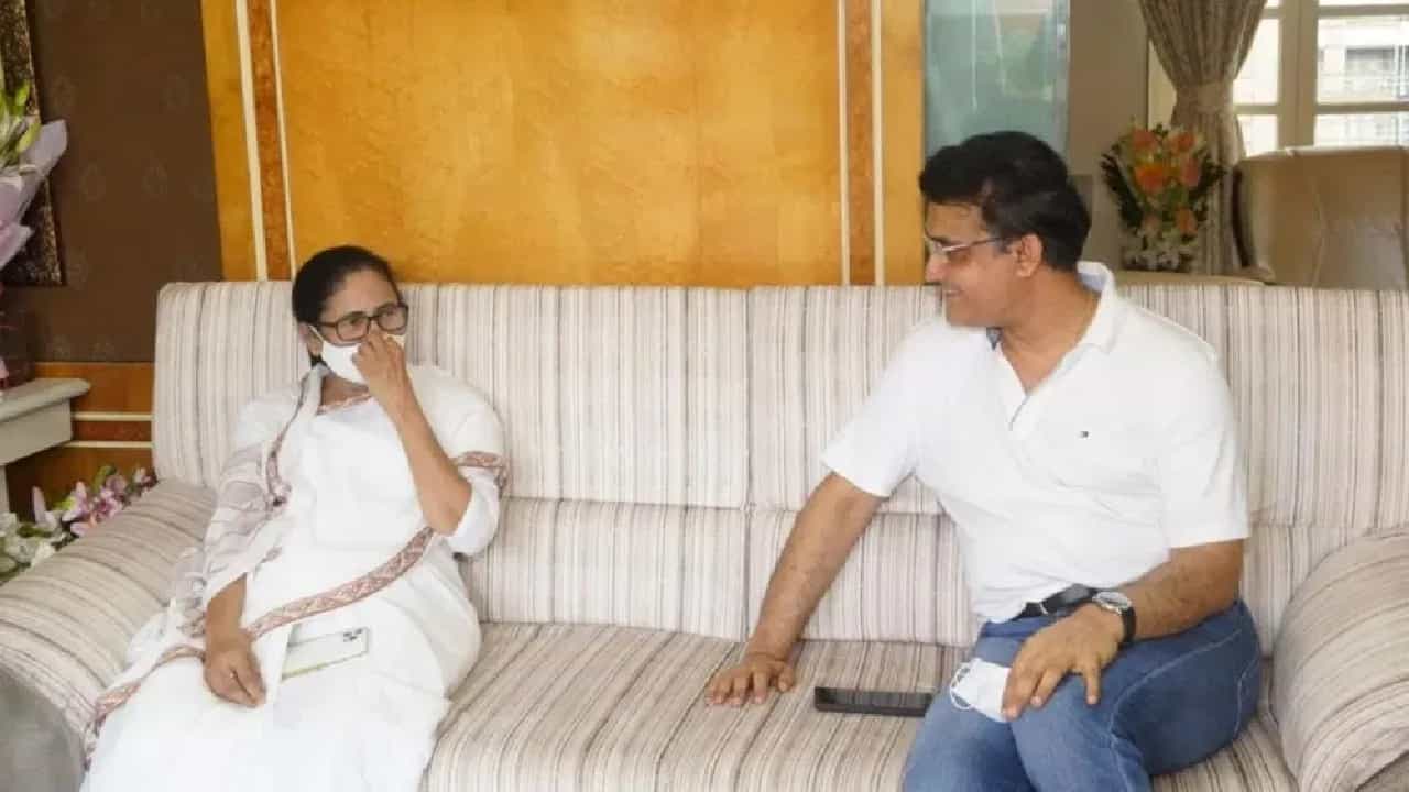 Saurav Ganguly: ಸಿಎಂ ಮಮತಾ ಬ್ಯಾನರ್ಜಿ- ಗಂಗೂಲಿ ಭೇಟಿ: ರಾಜಕೀಯಕ್ಕೆ ಬರುತ್ತಾರಾ ದಾದಾ? Saurav Ganguly: ಸಿಎಂ ಮಮತಾ ಬ್ಯಾನರ್ಜಿ- ಗಂಗೂಲಿ ಭೇಟಿ: ರಾಜಕೀಯಕ್ಕೆ ಬರುತ್ತಾರಾ ದಾದಾ?