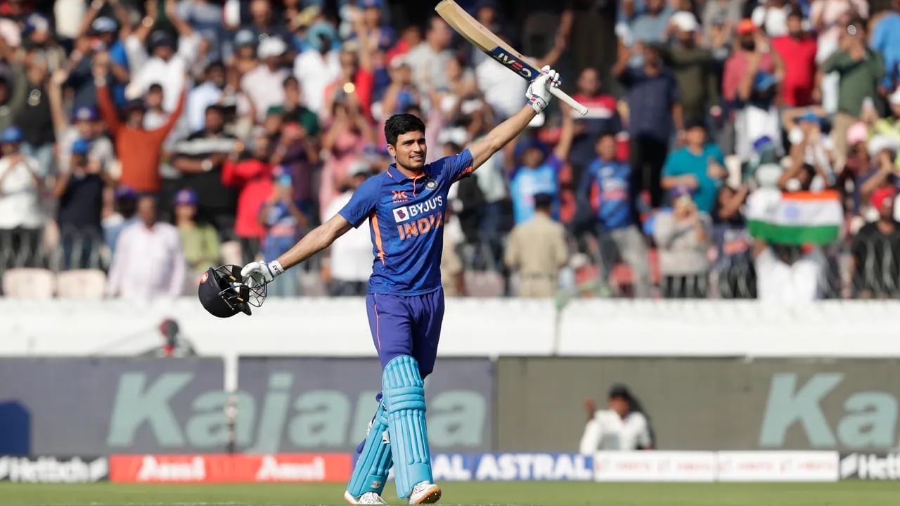 ಟೀಮ್ ಇಂಡಿಯಾದ ಯುವ ಆರಂಭಿಕ ಆಟಗಾರ ಶುಭ್ಮನ್ ಗಿಲ್ ಉತ್ತಮ ಫಾರ್ಮ್ನಲ್ಲಿದ್ದಾರೆ. ಶ್ರೀಲಂಕಾ ವಿರುದ್ಧ ಭರ್ಜರಿ ಶತಕ ಸಿಡಿಸಿದ್ದ ಗಿಲ್ ಇದೀಗ ನ್ಯೂಜಿಲೆಂಡ್ ವಿರುದ್ಧ ಡಬಲ್ ಸೆಂಚುರಿ ಬಾರಿಸಿ ಬ್ಯಾಟ್ ಮೇಲೆಕ್ಕೆತ್ತಿದ್ದಾರೆ. ಹೈದರಾಬಾದ್ನಲ್ಲಿ ನಡೆದ ಈ ಪಂದ್ಯದಲ್ಲಿ ಆರಂಭಿಕರಾಗಿ ಕಣಕ್ಕಿಳಿದ ಯುವ ಬ್ಯಾಟರ್ ಅತ್ಯುತ್ತಮ ಇನಿಂಗ್ಸ್ ಆಡಿದರು.