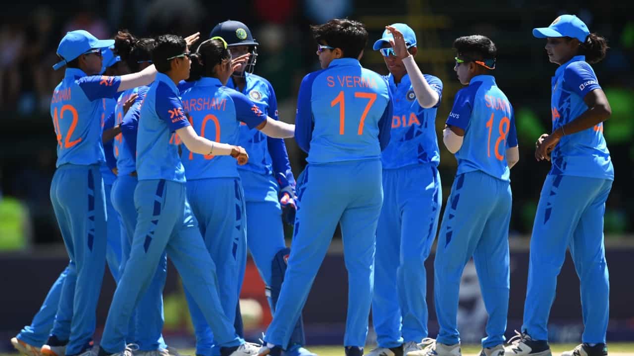 ದಕ್ಷಿಣ ಆಫ್ರಿಕಾದಲ್ಲಿ ನಡೆಯುತ್ತಿರುವ ಮೊದಲ ಮಹಿಳಾ 19 ವರ್ಷದೊಳಗಿನವರ ಟಿ20 ವಿಶ್ವಕಪ್ನಲ್ಲಿ ಭಾರತ ತಂಡ ಶುಭಾರಂಭ ಮಾಡಿದೆ. ಅದರಲ್ಲೂ ಮೊದಲ ಪಂದ್ಯದಿಂದಲೇ 18 ವರ್ಷದ ಯುವ ಬ್ಯಾಟರ್ ಅಬ್ಬರಿಸುವ ಮೂಲಕ ಟೀಂ ಇಂಡಿಯಾ ಮಹಿಳಾ ತಂಡದ ಭವಿಷ್ಯದ ಸೂಪರ್ ಸ್ಟಾರ್ ಆಗುವ ಸಿಗ್ನಲ್ ನೀಡಿದ್ದಾರೆ.