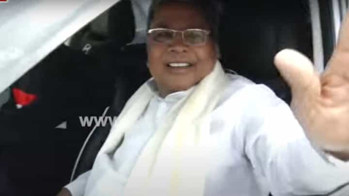 Siddaramaiah in Mysuru: ಅಭಿಮಾನಿಯ ಕಾರಲ್ಲಿ ವಿರೋಧ ಪಕ್ಷದ ನಾಯಕರ ಮೈಸೂರು ನಗರ ಪ್ರದಕ್ಷಿಣೆ Siddaramaiah in Mysuru: ಅಭಿಮಾನಿಯ ಕಾರಲ್ಲಿ ವಿರೋಧ ಪಕ್ಷದ ನಾಯಕರ ಮೈಸೂರು ನಗರ ಪ್ರದಕ್ಷಿಣೆ