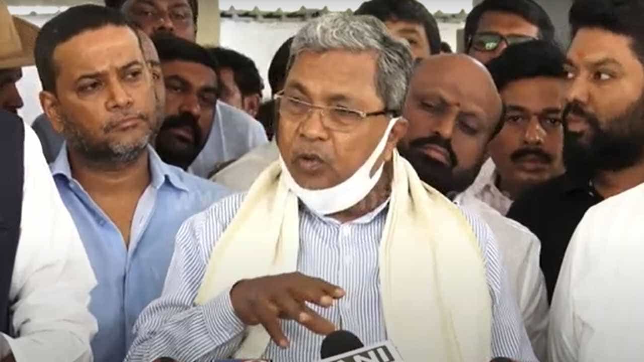 ವಿಧಾನಸೌಧದಲ್ಲಿ ಹಣ ಪತ್ತೆ: ಬಿಜೆಪಿ ಸರ್ಕಾರದಲ್ಲಿ ಭ್ರಷ್ಟಾಚಾರ ನಡೆಯುತ್ತಿರುವುದಕ್ಕೆ ಇದು ಸಾಕ್ಷಿ- ಸಿದ್ದರಾಮಯ್ಯ ವಾಗ್ದಾಳಿ ವಿಧಾನಸೌಧದಲ್ಲಿ ಹಣ ಪತ್ತೆ: ಬಿಜೆಪಿ ಸರ್ಕಾರದಲ್ಲಿ ಭ್ರಷ್ಟಾಚಾರ ನಡೆಯುತ್ತಿರುವುದಕ್ಕೆ ಇದು ಸಾಕ್ಷಿ- ಸಿದ್ದರಾಮಯ್ಯ ವಾಗ್ದಾಳಿ