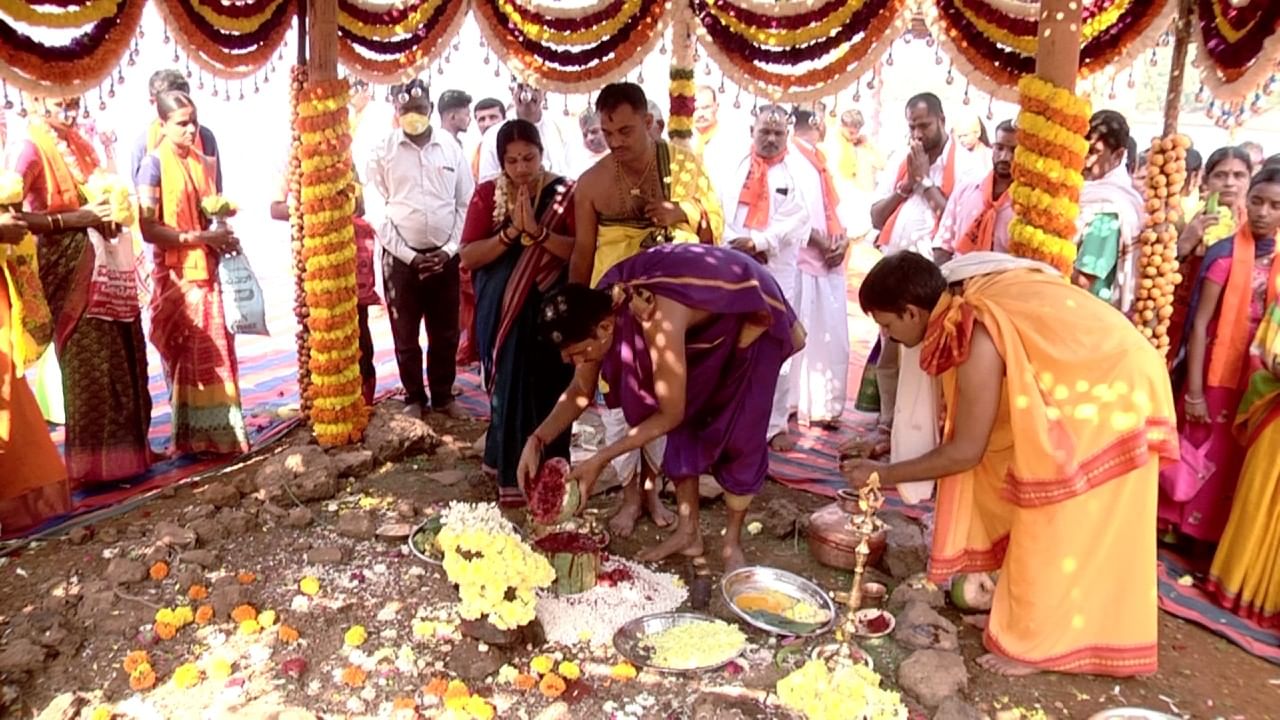 ಶರಾವತಿಯ ಹಿನ್ನೀರಿನಲ್ಲಿರುವ ಚೌಡೇಶ್ವರಿ ದೇವಿಯ ಅದ್ಧೂರಿಯ ಜಾತ್ರೆಗೆ ಸಾವಿರಾರು ಭಕ್ತರು ಸಾಕ್ಷಿಯಾಗಿದ್ದರು.. ದೇವಿ ಜಾತ್ರೆ ಕುರಿತು ಒಂದು ವರದಿ ಇಲ್ಲಿದೆ. (ವರದಿ: ಬಸವರಾಜ್ ಯರಗಣವಿ ಟಿವಿ 9 ಶಿವಮೊಗ್ಗ)