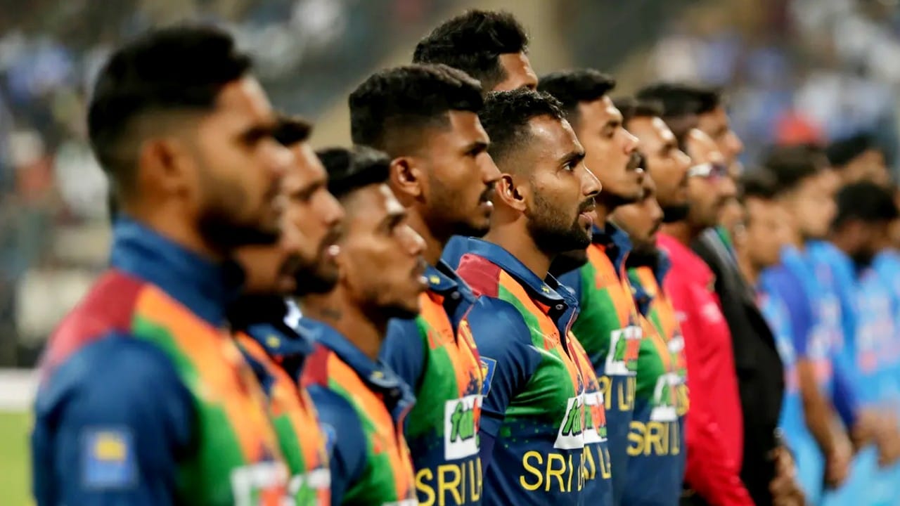 ಶ್ರೀಲಂಕಾ ಪ್ಲೇಯಿಂಗ್ 11 ಹೀಗಿದೆ: ಪಾತುಮ್ ನಿಸ್ಸಾಂಕ, ಕುಸಲ್ ಮೆಂಡಿಸ್, ಧನಂಜಯ ಡಿ ಸಿಲ್ವಾ, ಚರಿತ್ ಅಸಲಂಕಾ, ಭಾನುಕ ರಾಜಪಕ್ಸೆ, ದಸುನ್ ಶಾನಕ(ನಾಯಕ), ವನಿಂದು ಹಸರಂಗ, ಚಮಿಕಾ ಕರುಣಾರತ್ನೆ, ಮಹೀಶ್ ತೀಕ್ಷಣ, ಕಸುನ್ ರಜಿತಾ, ದಿಲ್ಶನ್ ಮಧುಶಂಕ