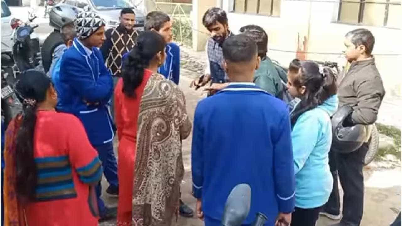 Uttar Pradesh: ಅನುಮತಿ ಇಲ್ಲದೆ ಶಾಲೆಯಲ್ಲಿ ವಿದ್ಯಾರ್ಥಿಗಳ ಕೂದಲು ಕತ್ತರಿಸಿದ ಶಿಕ್ಷಕರು, ಪೋಷಕರ ಆಕ್ರೋಶ Uttar Pradesh: ಅನುಮತಿ ಇಲ್ಲದೆ ಶಾಲೆಯಲ್ಲಿ ವಿದ್ಯಾರ್ಥಿಗಳ ಕೂದಲು ಕತ್ತರಿಸಿದ ಶಿಕ್ಷಕರು, ಪೋಷಕರ ಆಕ್ರೋಶ