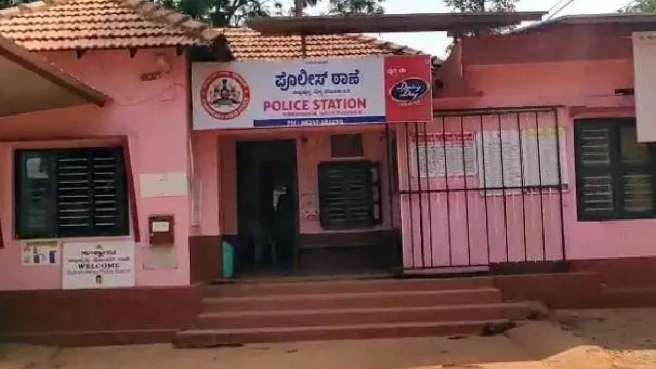 ಮಂಗಳೂರಿನಲ್ಲಿ ಮುಂದುವರೆದ ನೈತಿಕ ಪೊಲೀಸ್ಗಿರಿ: ಅನ್ಯ ಕೋಮಿನ ಯುವತಿಯೊಂದಿಗೆ ತಿರುಗಾಡುತ್ತಿದ್ದ ಯುವಕನಿಗೆ ಥಳಿತ ಮಂಗಳೂರಿನಲ್ಲಿ ಮುಂದುವರೆದ ನೈತಿಕ ಪೊಲೀಸ್ಗಿರಿ: ಅನ್ಯ ಕೋಮಿನ ಯುವತಿಯೊಂದಿಗೆ ತಿರುಗಾಡುತ್ತಿದ್ದ ಯುವಕನಿಗೆ ಥಳಿತ