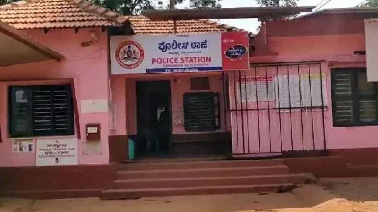 ಮಂಗಳೂರಿನಲ್ಲಿ ಮುಂದುವರೆದ ನೈತಿಕ ಪೊಲೀಸ್ಗಿರಿ: ಅನ್ಯ ಕೋಮಿನ ಯುವತಿಯೊಂದಿಗೆ ತಿರುಗಾಡುತ್ತಿದ್ದ ಯುವಕನಿಗೆ ಥಳಿತ ಮಂಗಳೂರಿನಲ್ಲಿ ಮುಂದುವರೆದ ನೈತಿಕ ಪೊಲೀಸ್ಗಿರಿ: ಅನ್ಯ ಕೋಮಿನ ಯುವತಿಯೊಂದಿಗೆ ತಿರುಗಾಡುತ್ತಿದ್ದ ಯುವಕನಿಗೆ ಥಳಿತ