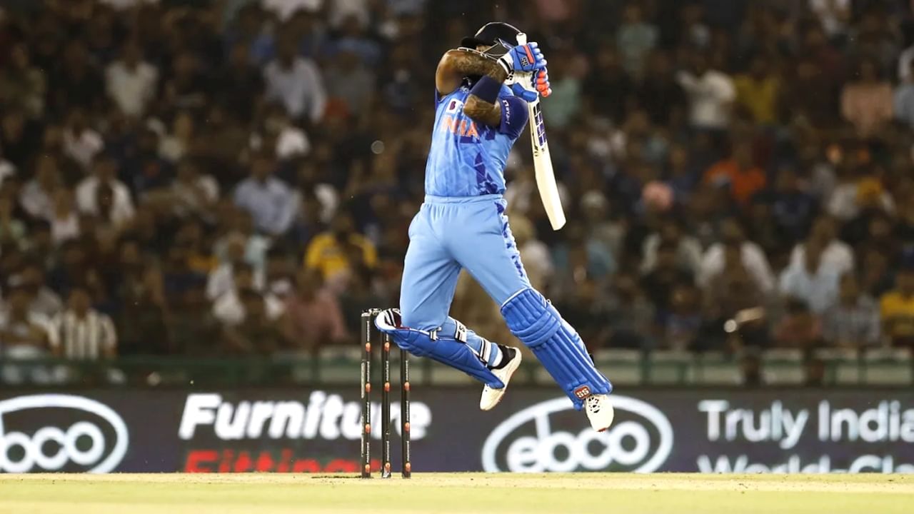 ಅಂದರೆ ಯೂನಿವರ್ಸ್ ಬಾಸ್ ಕ್ರಿಸ್ ಗೇಲ್ಗಿಂತ ಶತಕದ ವಿಷಯದಲ್ಲಿ ಸೂರ್ಯಕುಮಾರ್ ಯಾದವ್ ಮುಂದಿದ್ದಾರೆ. ಇನ್ನು ಅರ್ಧಶತಕಗಳ ಪಟ್ಟಿಯಲ್ಲಿ ಸೂರ್ಯ ಕೇವಲ 1 ಹಾಫ್ ಸೆಂಚುರಿಯಿಂದ ಹಿಂದೆ ಉಳಿದಿದ್ದಾರೆ. ಅಂದರೆ 75 ಇನಿಂಗ್ಸ್ ಆಡಿರುವ ಕ್ರಿಸ್ ಗೇಲ್ ಅವರ ಬ್ಯಾಟಿಂಗ್ ಅಂಕಿ ಅಂಶಗಳಿಗೆ ಕೇವಲ 43 ಇನಿಂಗ್ಸ್ ಮೂಲಕ ಸೂರ್ಯಕುಮಾರ್ ಯಾದವ್ ಸರಿಸಮಾನರಾಗಿ ನಿಂತಿದ್ದಾರೆ.