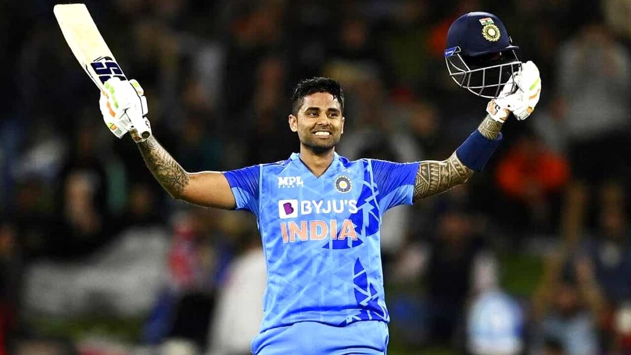 ರಾಜ್ಕೋಟ್ನಲ್ಲಿ ನಡೆದ ಶ್ರೀಲಂಕಾ ವಿರುದ್ಧದ 3ನೇ ಟಿ20 ಪಂದ್ಯದಲ್ಲಿ ಟೀಮ್ ಇಂಡಿಯಾದ ಸ್ಪೋಟಕ ಬ್ಯಾಟ್ಸ್ಮನ್ ಸೂರ್ಯಕುಮಾರ್ ಯಾದವ್ ಭರ್ಜರಿ ಶತಕ ಸಿಡಿಸಿದರು. ಆರಂಭದಿಂದಲೇ ಬಿರುಸಿನ ಬ್ಯಾಟಿಂಗ್ ಪ್ರದರ್ಶಿಸಿದ ಸೂರ್ಯ 45 ಎಸೆತಗಳಲ್ಲಿ ಶತಕ ಪೂರೈಸಿದರು.