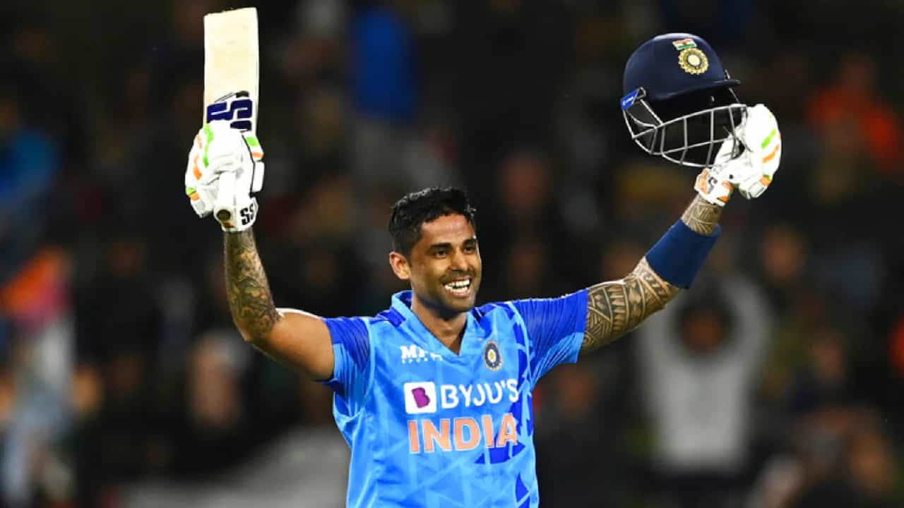 ಶ್ರೀಲಂಕಾ ವಿರುದ್ಧದ 3ನೇ ಟಿ20 ಪಂದ್ಯದಲ್ಲಿ ಅಕ್ಷರಶಃ ಅಬ್ಬರಿಸುವ ಮೂಲಕ ಸೂರ್ಯಕುಮಾರ್ ಯಾದವ್ ಹೊಸ ವಿಶ್ವ ದಾಖಲೆ ನಿರ್ಮಿಸಿದ್ದಾರೆ. ರಾಜ್ಕೋಟ್ನಲ್ಲಿ ನಡೆದ ಈ ಪಂದ್ಯದಲ್ಲಿ ಸೂರ್ಯ 45 ಎಸೆತಗಳಲ್ಲಿ ಸೆಂಚುರಿ ಸಿಡಿಸಿದರು. ಇದರೊಂದಿಗೆ ಟೀಮ್ ಇಂಡಿಯಾ ಪರ ವೇಗವಾಗಿ ಟಿ20 ಶತಕ ಬಾರಿಸಿದ 2ನೇ ಬ್ಯಾಟರ್ ಎನಿಸಿಕೊಂಡರು.
