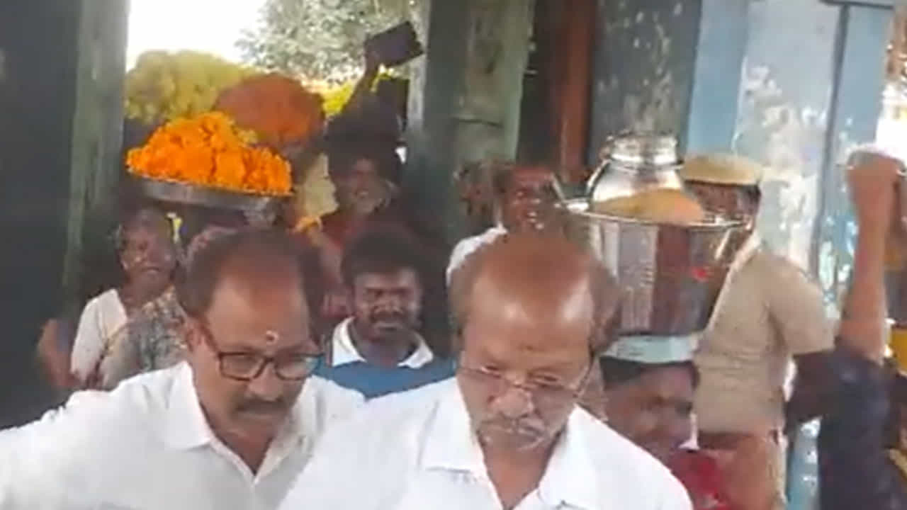 ತಮಿಳುನಾಡು: 80 ವರ್ಷಗಳಿಂದ ಪ್ರವೇಶ ನಿಷೇಧಿಸಿದ್ದ ದೇವಾಲಯಕ್ಕೆ ಪ್ರವೇಶಿಸಿದ 300 ದಲಿತರು ತಮಿಳುನಾಡು: 80 ವರ್ಷಗಳಿಂದ ಪ್ರವೇಶ ನಿಷೇಧಿಸಿದ್ದ ದೇವಾಲಯಕ್ಕೆ ಪ್ರವೇಶಿಸಿದ 300 ದಲಿತರು