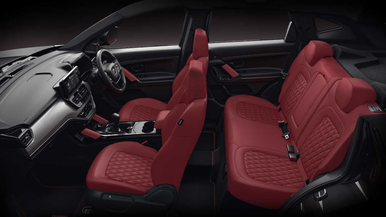 ಹ್ಯಾರಿಯರ್ ಮತ್ತು ಸಫಾರಿ ರೆಡ್ ಡಾರ್ಕ್ ಎಡಿಷನ್ ಗಳು ಸಾಮಾನ್ಯ ಆವೃತ್ತಿಗಳಿಂತಲೂ ತುಸು ದುಬಾರಿ ಬೆಲೆ ಹೊಂದಿರಲಿದ್ದು, ರೂ. 1 ಲಕ್ಷದಿಂದ ರೂ. 1.50 ಲಕ್ಷದಷ್ಟು ಹೆಚ್ಚುವರಿ ಬೆಲೆ ಪಡೆದುಕೊಳ್ಳುವ ಸಾಧ್ಯತೆಗಳಿವೆ. 
