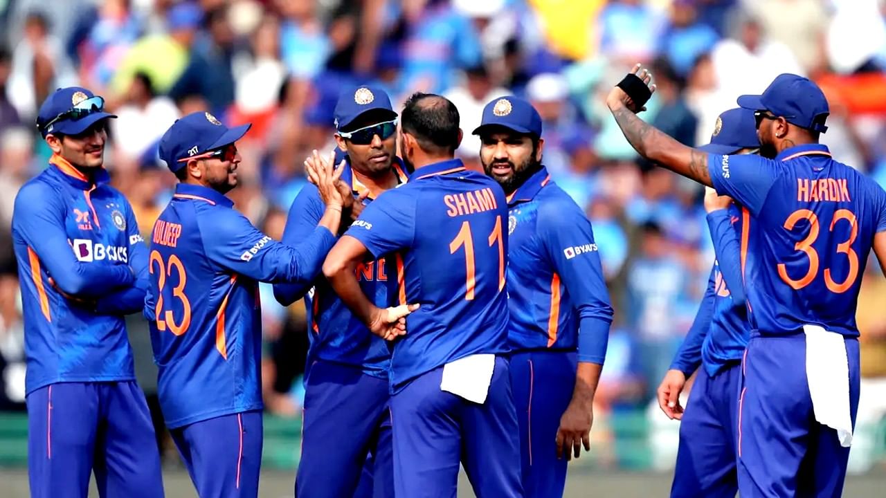 Team India: ನ್ಯೂಜಿಲೆಂಡ್ ವಿರುದ್ಧದ 2ನೇ ಏಕದಿನ ಪಂದ್ಯದಲ್ಲಿ ಟೀಮ್ ಇಂಡಿಯಾ ಭರ್ಜರಿ ಜಯ ಸಾಧಿಸಿದೆ. ಈ ಗೆಲುವಿನೊಂದಿಗೆ ಟೀಮ್ ಇಂಡಿಯಾ ಸರಣಿಯನ್ನು ವಶಪಡಿಸಿಕೊಂಡಿದೆ. ವಿಶೇಷ ಎಂದರೆ ಈ ಜಯದೊಂದಿಗೆ ಭಾರತ ತಂಡವು ತನ್ನದೇಯಾದ ಹಳೆಯ ದಾಖಲೆಯನ್ನು ಸಹ ಮುರಿದಿದೆ.