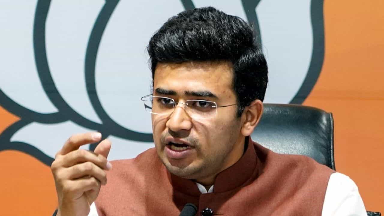 Tejasvi surya: ವಿಮಾನದ ಎಮೆರ್ಜೆನ್ಸಿ ಎಕ್ಸಿಟ್ ಓಪನ್ ಮಾಡಿದ ಸಂಸದ ತೇಜಸ್ವಿ ಸೂರ್ಯ, ಇಂಡಿಗೋ ವಿಮಾನ 2 ತಾಸು ತಡ Tejasvi surya: ವಿಮಾನದ ಎಮೆರ್ಜೆನ್ಸಿ ಎಕ್ಸಿಟ್ ಓಪನ್ ಮಾಡಿದ ಸಂಸದ ತೇಜಸ್ವಿ ಸೂರ್ಯ, ಇಂಡಿಗೋ ವಿಮಾನ 2 ತಾಸು ತಡ