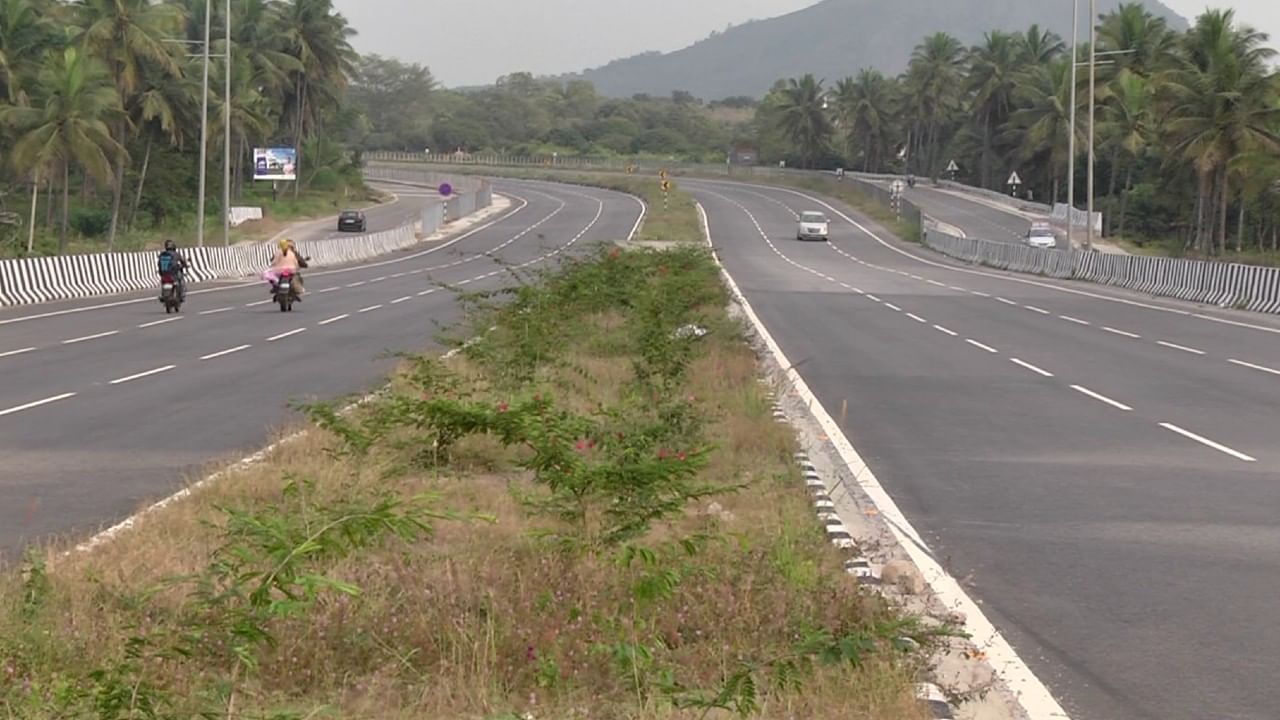 ಹೌದು ಬೆಂಗಳೂರು–ಮೈಸೂರು ಹೆದ್ದಾರಿಯು (Bengaluru Mysuru Expressway) ಈಗ ನಾಲ್ಕು ಪಥದಿಂದ ದಶಪಥಕ್ಕೆ ವಿಸ್ತಾರಗೊಳ್ಳುತ್ತಿದೆ. ಮೊದಲ ಹಂತದ ಕಾಮಗಾರಿಗಳು ಅಂತಿಮ ಘಟ್ಟ ತಲುಪಿದ್ದು, ಎರಡನೇ ಹಂತದ ಕಾಮಗಾರಿ  ಪ್ರಗತಿಯಲ್ಲಿದೆ. 