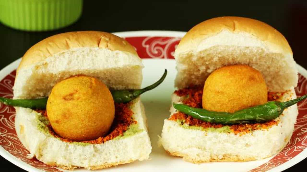 Vada Pav Recipe: ಮನೆಯಲ್ಲೇ ಮಾಡಬಹುದು ಸ್ಟ್ರೀಟ್ ಸ್ಟೈಲ್ ವಡಾಪಾವ್ ರೆಸಿಪಿ Vada Pav Recipe: ಮನೆಯಲ್ಲೇ ಮಾಡಬಹುದು ಸ್ಟ್ರೀಟ್ ಸ್ಟೈಲ್ ವಡಾಪಾವ್ ರೆಸಿಪಿ