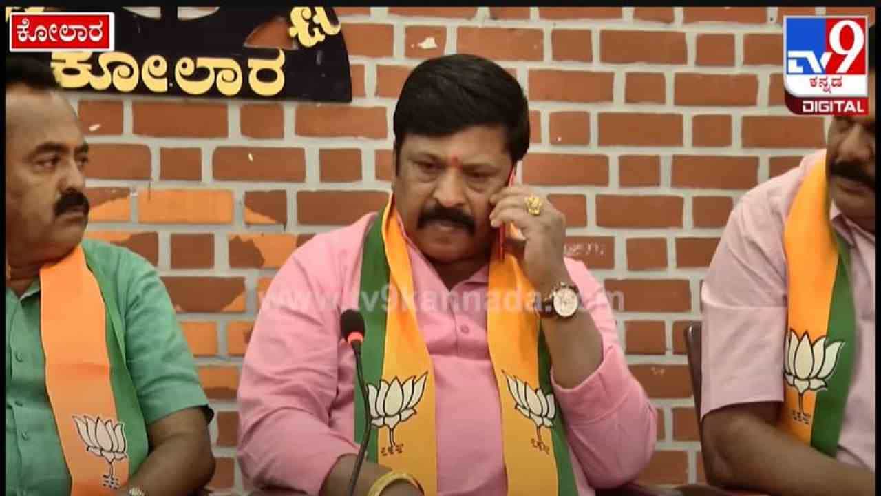 12 ಲಿಂಗಾಯತ ಶಾಸಕರು ಒಬ್ಬೊಬ್ಬರು 1 ಕೆ.ಜಿ ಮಾಂಸ ತಿಂತಾರೆ, ಸಿದ್ದು ವಿರುದ್ಧ ಗೆಲ್ಲಲಿಲ್ಲ ಅಂದ್ರೆ ನಿಮಗೆ ಮುಖ ತೋರಿಸಲ್ಲ: ವರ್ತೂರು ಮಾತು ವೈರಲ್ 12 ಲಿಂಗಾಯತ ಶಾಸಕರು ಒಬ್ಬೊಬ್ಬರು 1 ಕೆ.ಜಿ ಮಾಂಸ ತಿಂತಾರೆ, ಸಿದ್ದು ವಿರುದ್ಧ ಗೆಲ್ಲಲಿಲ್ಲ ಅಂದ್ರೆ ನಿಮಗೆ ಮುಖ ತೋರಿಸಲ್ಲ: ವರ್ತೂರು ಮಾತು ವೈರಲ್