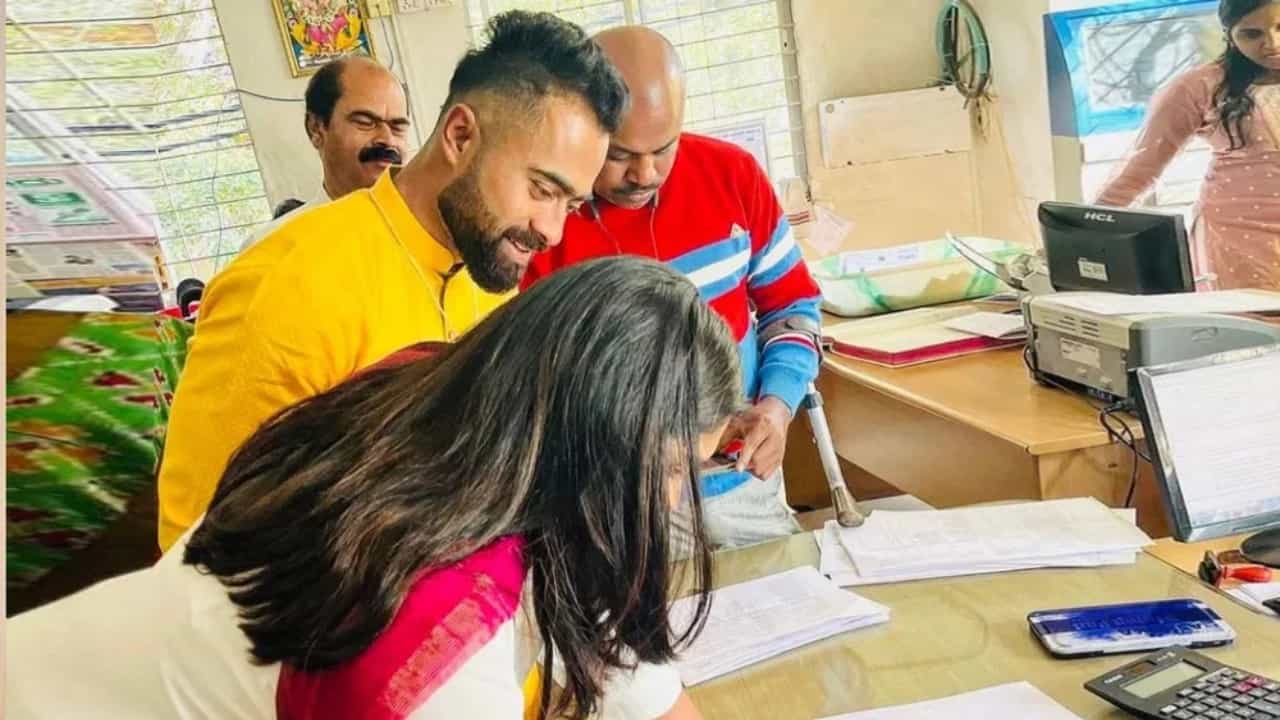 ಕಳೆದ ವರ್ಷ ಸೆಪ್ಟೆಂಬರ್ನಲ್ಲಿ ಕರ್ನಾಟಕದ ಕ್ರಿಕೆಟಿಗ ಅರ್ಜುನ್ ಹೊಯ್ಸಳ ಅವರೊಂದಿಗೆ ಪ್ರೀತಿಯಲ್ಲಿ ಬಿದ್ದಿರುವುದನ್ನು ಅಧಿಕೃತವಾಗಿ ಹೇಳಿಕೊಂಡಿದ್ದ ಟೀಂ ಇಂಡಿಯಾದ ಮಹಿಳಾ ಕ್ರಿಕೆಟರ್ ವೇದಾ ಕೃಷ್ಣಮೂರ್ತಿ ಇದೀಗ ಅವರೊಂದಿಗೆ ದಾಂಪತ್ಯ ಜೀವನಕ್ಕೆ ಕಾಲಿಟ್ಟಿದ್ದಾರೆ.