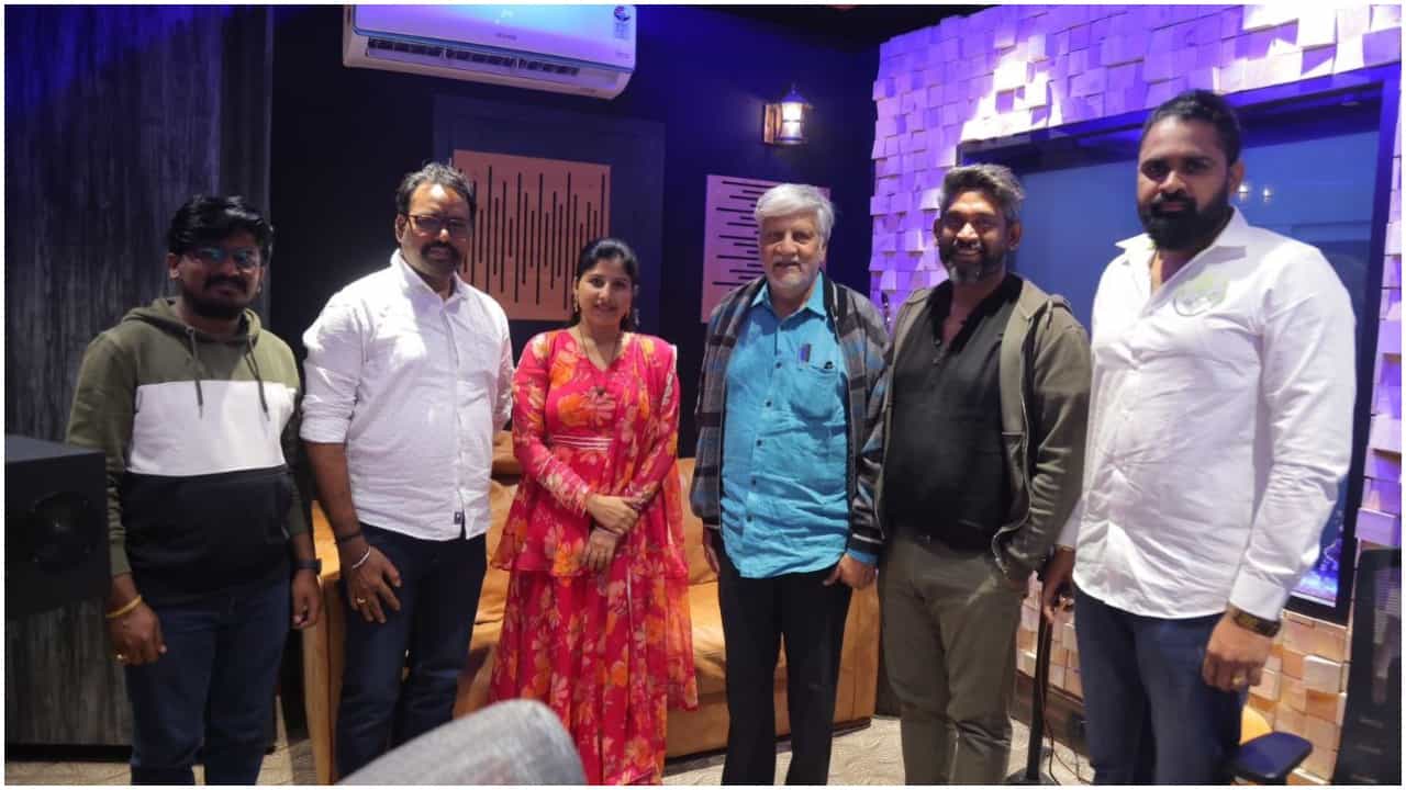 Mangli: ಮೊದಲ ಬಾರಿಗೆ ಮಂಗ್ಲಿ ಕಂಠದಲ್ಲಿ ತುಳು ಹಾಡು; ‘ಬಿರ್ದ್ದ ಕಂಬಳ’ ಚಿತ್ರಕ್ಕೆ ಸಾಂಗ್ ರೆಕಾರ್ಡಿಂಗ್ Mangli: ಮೊದಲ ಬಾರಿಗೆ ಮಂಗ್ಲಿ ಕಂಠದಲ್ಲಿ ತುಳು ಹಾಡು; ‘ಬಿರ್ದ್ದ ಕಂಬಳ’ ಚಿತ್ರಕ್ಕೆ ಸಾಂಗ್ ರೆಕಾರ್ಡಿಂಗ್