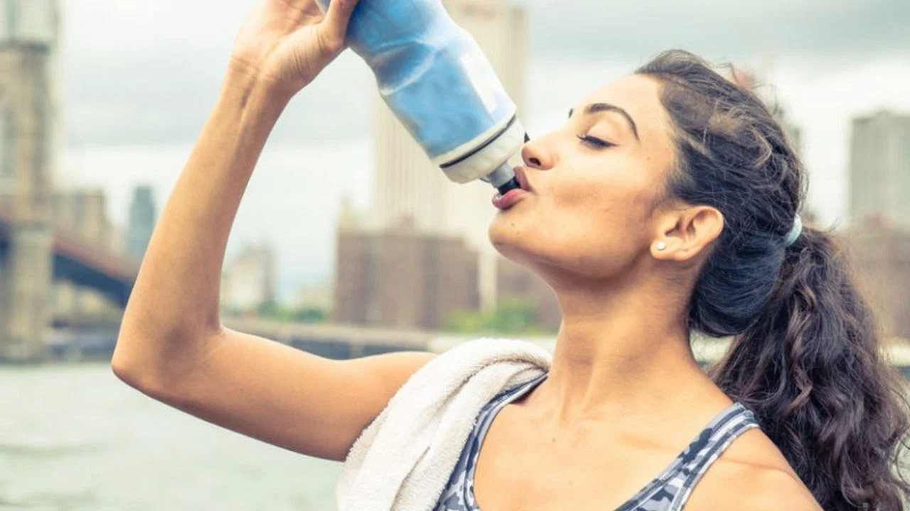 Winter Hydration: ಚಳಿಗಾಲದಲ್ಲಿ ಕಡಿಮೆ ನೀರು ಕುಡಿಯುತ್ತೀರಾ, ಆರೋಗ್ಯಕ್ಕಾಗುವ ಸಮಸ್ಯೆಗಳೇನು ತಿಳಿಯಿರಿ Winter Hydration: ಚಳಿಗಾಲದಲ್ಲಿ ಕಡಿಮೆ ನೀರು ಕುಡಿಯುತ್ತೀರಾ, ಆರೋಗ್ಯಕ್ಕಾಗುವ ಸಮಸ್ಯೆಗಳೇನು ತಿಳಿಯಿರಿ