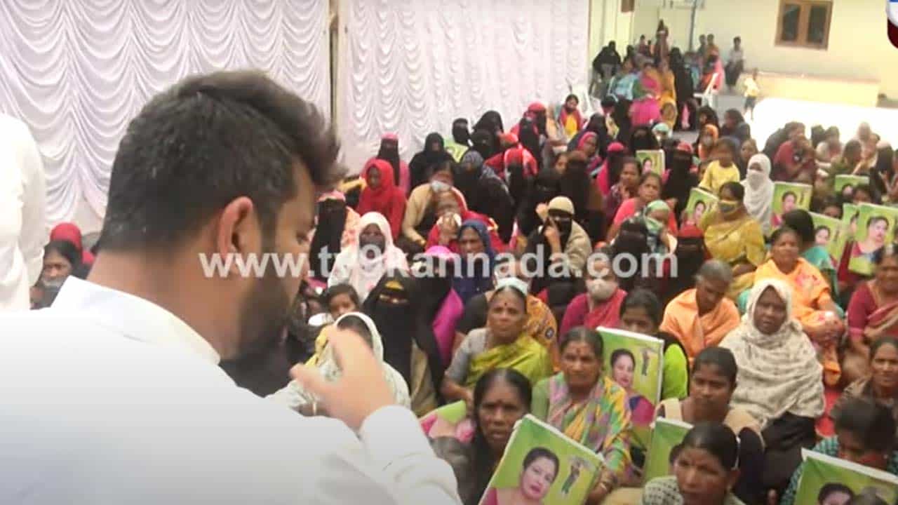 Assembly Polls: ಟಿಕೆಟ್ ಗಾಗಿ ಹೆಚ್ಚುತ್ತಿರುವ ಒತ್ತಡ, ಜೆಡಿ(ಎಸ್) ವರಿಷ್ಠರ ಪಾಲಿಗೆ ಬಿಸಿತುಪ್ಪವಾದ ಭವಾನಿ ರೇವಣ್ಣ Assembly Polls: ಟಿಕೆಟ್ ಗಾಗಿ ಹೆಚ್ಚುತ್ತಿರುವ ಒತ್ತಡ, ಜೆಡಿ(ಎಸ್) ವರಿಷ್ಠರ ಪಾಲಿಗೆ ಬಿಸಿತುಪ್ಪವಾದ ಭವಾನಿ ರೇವಣ್ಣ