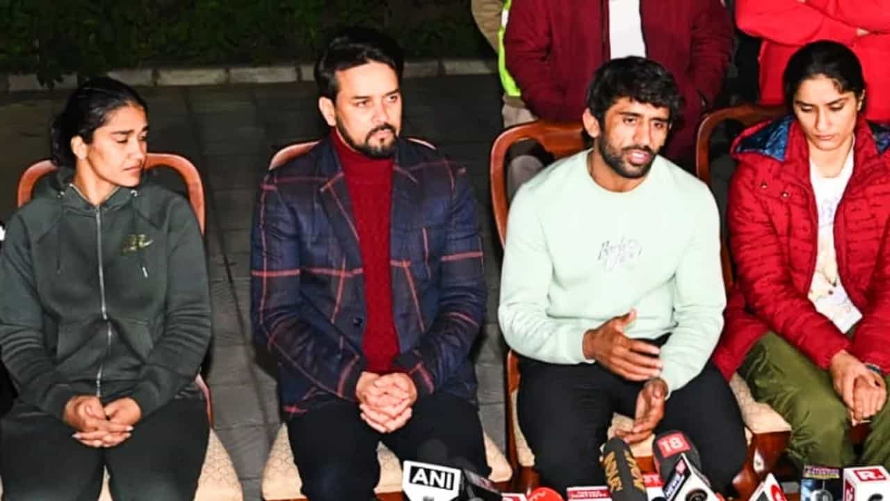 ಅನುರಾಗ್ ಠಾಕೂರ್ ಭರವಸೆ, ಕುಸ್ತಿಪಟುಗಳ ಮುಷ್ಕರ ಅಂತ್ಯ; ತನಿಖೆ ಪೂರ್ಣಗೊಳ್ಳುವವರೆಗೆ ಅಧ್ಯಕ್ಷರು ಫೆಡರೇಶನ್ನಿಂದ ದೂರ ಅನುರಾಗ್ ಠಾಕೂರ್ ಭರವಸೆ, ಕುಸ್ತಿಪಟುಗಳ ಮುಷ್ಕರ ಅಂತ್ಯ; ತನಿಖೆ ಪೂರ್ಣಗೊಳ್ಳುವವರೆಗೆ ಅಧ್ಯಕ್ಷರು ಫೆಡರೇಶನ್ನಿಂದ ದೂರ
