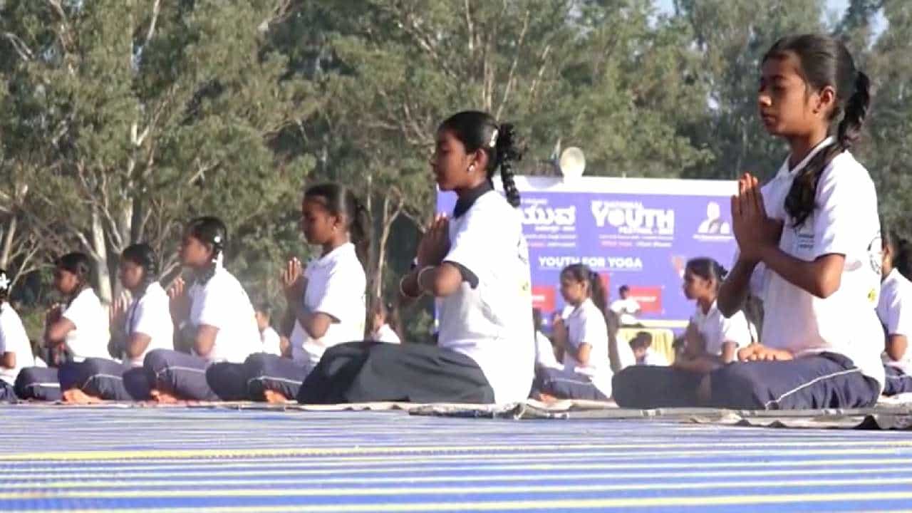Guinness Record 2023: 4,05,255 ಜನರಿಂದ ಯೋಗ, ಗಿನ್ನೇಸ್ ದಾಖಲೆಗೆ ಸೇರ್ಪಡೆಯಾದ ಯೋಗಾಥಾನ್ Guinness Record 2023: 4,05,255 ಜನರಿಂದ ಯೋಗ, ಗಿನ್ನೇಸ್ ದಾಖಲೆಗೆ ಸೇರ್ಪಡೆಯಾದ ಯೋಗಾಥಾನ್