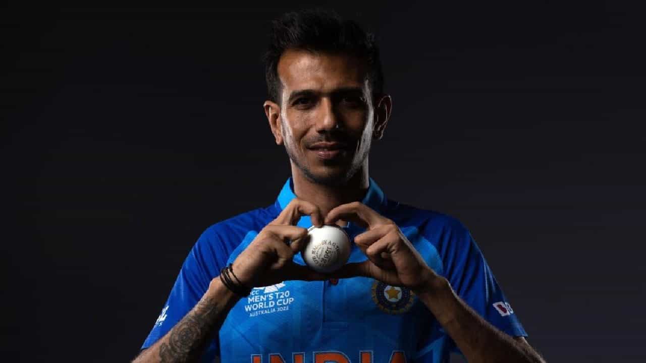 ನ್ಯೂಜಿಲೆಂಡ್ ವಿರುದ್ಧದ 2ನೇ ಟಿ20 ಪಂದ್ಯದಲ್ಲಿ ಸ್ಪಿನ್ ಮೋಡಿ ಮಾಡಿದ್ದ ಯುಜ್ವೇಂದ್ರ ಚಹಾಲ್ 2 ಓವರ್ಗಳಲ್ಲಿ 4 ರನ್ ನೀಡಿ 1 ವಿಕೆಟ್ ಕಬಳಿಸಿದ್ದರು. ಈ ವಿಕೆಟ್ನೊಂದಿಗೆ ಚಹಾಲ್ ಹೊಸ ದಾಖಲೆಯನ್ನು ತಮ್ಮದಾಗಿಸಿಕೊಂಡಿದ್ದಾರೆ.