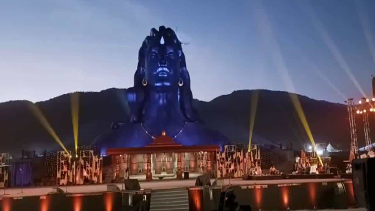 Adiyogi Statue: ಚಿಕ್ಕಬಳ್ಳಾಪುರದ 112 ಅಡಿ ಆದಿಯೋಗಿ ಪ್ರತಿಮೆ ಮೇಲೆ 3ಡಿ ಲೇಸರ್ ಶೋ, ಶಿವನ ದಿವ್ಯದರ್ಶನಕ್ಕೆ ಭಕ್ತರು ಫಿದಾ Adiyogi Statue: ಚಿಕ್ಕಬಳ್ಳಾಪುರದ 112 ಅಡಿ ಆದಿಯೋಗಿ ಪ್ರತಿಮೆ ಮೇಲೆ 3ಡಿ ಲೇಸರ್ ಶೋ, ಶಿವನ ದಿವ್ಯದರ್ಶನಕ್ಕೆ ಭಕ್ತರು ಫಿದಾ