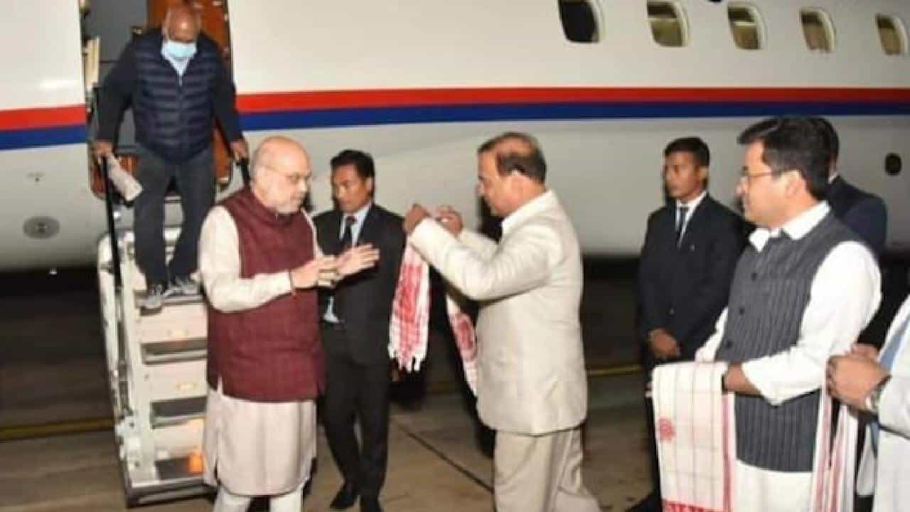 ದಟ್ಟ ಮಂಜಿನಿಂದಾಗಿ ಅಮಿತ್ ಶಾ ಪ್ರಯಾಣಿಸುತ್ತಿದ್ದ ವಿಮಾನ ಗುವಾಹಟಿಯಲ್ಲಿ ತುರ್ತು ಲ್ಯಾಂಡಿಂಗ್ ದಟ್ಟ ಮಂಜಿನಿಂದಾಗಿ ಅಮಿತ್ ಶಾ ಪ್ರಯಾಣಿಸುತ್ತಿದ್ದ ವಿಮಾನ ಗುವಾಹಟಿಯಲ್ಲಿ ತುರ್ತು ಲ್ಯಾಂಡಿಂಗ್