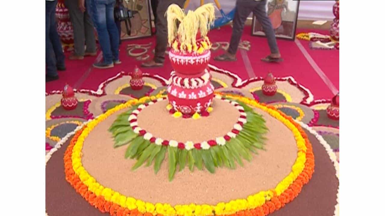 ಬಳ್ಳಾರಿ ಉತ್ಸವದ ವಿವಿಧ ಕಾರ್ಯಕ್ರಮಗಳಿಗೆ ಸಚಿವ ಶ್ರೀರಾಮುಲು ಮತ್ತು ಶಾಸಕ ಸೋಮಶೇಖರ್ ರೆಡ್ಡಿ ಚಾಲನೆ
ನೀಡಿದರು. ಮತ್ಸ್ಯ ಮೇಳ, ಸಿರಿಧಾನ್ಯ ಮೇಳ, ಮರಳು ಶಿಲ್ಪ ಪ್ರದರ್ಶನ ಆಯೋಜಿಸಿದ್ದು, ಫಲಪುಷ್ಪ ಪ್ರದರ್ಶನ
ಎಲ್ಲರ ಗಮನ ಸೆಳೆದದ್ದು ವಿಶೇಷ.