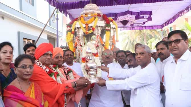 ಕಲ್ಪವೃಕ್ಷದಂತಹ ವೀರಭದ್ರನಿಗೆ ಅರ್ಧ ಕ್ವಿಂಟಲ್ ತೂಕದ ಬೆಳ್ಳಿ ತೇರು ಸಮರ್ಪಿಸಿದ ಭಕ್ತರು