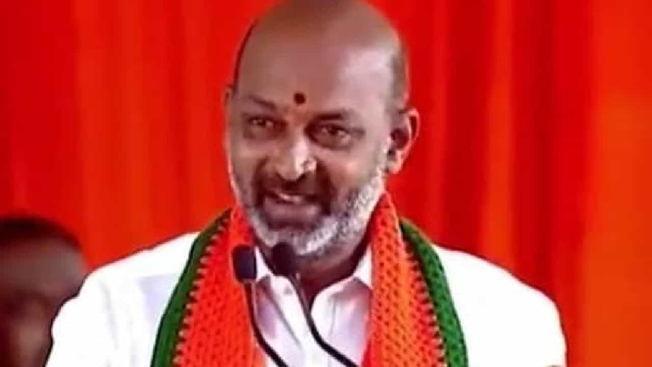 ಸಹಪಾಠಿ ಮೇಲೆ ಹಲ್ಲೆ ಪ್ರಕರಣ; ಪೊಲೀಸರೆದುರು ಶರಣಾದ ತೆಲಂಗಾಣದ ಬಿಜೆಪಿ ಅಧ್ಯಕ್ಷರ ಮಗ ಸಹಪಾಠಿ ಮೇಲೆ ಹಲ್ಲೆ ಪ್ರಕರಣ; ಪೊಲೀಸರೆದುರು ಶರಣಾದ ತೆಲಂಗಾಣದ ಬಿಜೆಪಿ ಅಧ್ಯಕ್ಷರ ಮಗ