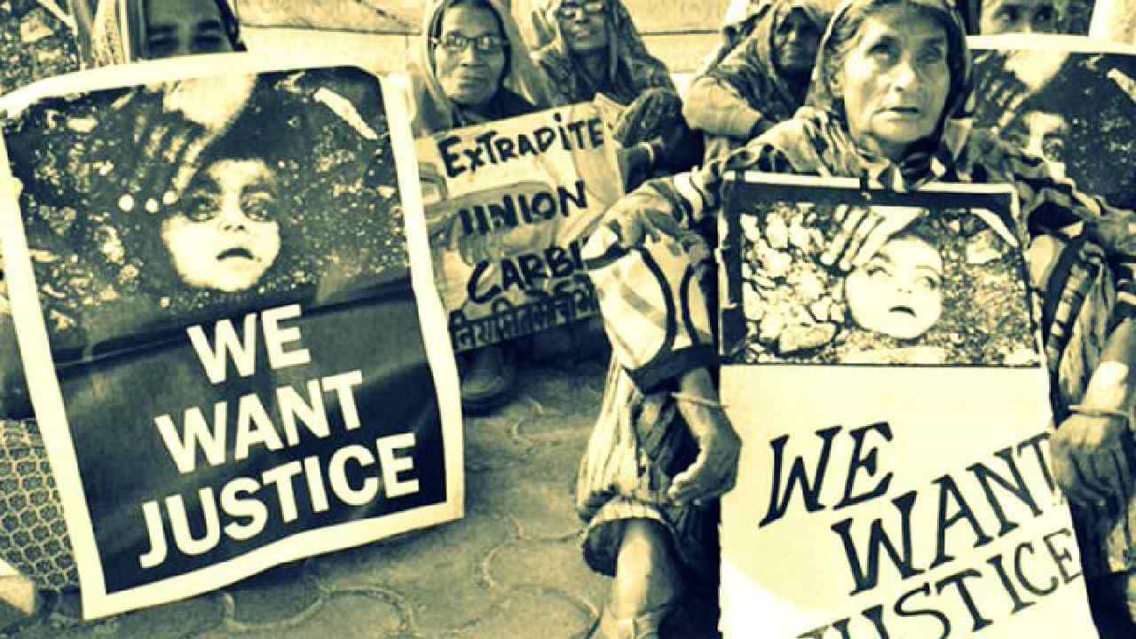 Bhopal Gas Tragedy: ಭೋಪಾಲ್ ಅನಿಲ ದುರಂತದ ಪರಿಹಾರದ ಬಗ್ಗೆ 30 ವರ್ಷದ ನಂತರ ಮರುಪರಿಶೀಲನೆ ಅಸಾಧ್ಯ; ಕೇಂದ್ರಕ್ಕೆ ಸುಪ್ರೀಂ ಕೋರ್ಟ್ ತರಾಟೆ Bhopal Gas Tragedy: ಭೋಪಾಲ್ ಅನಿಲ ದುರಂತದ ಪರಿಹಾರದ ಬಗ್ಗೆ 30 ವರ್ಷದ ನಂತರ ಮರುಪರಿಶೀಲನೆ ಅಸಾಧ್ಯ; ಕೇಂದ್ರಕ್ಕೆ ಸುಪ್ರೀಂ ಕೋರ್ಟ್ ತರಾಟೆ