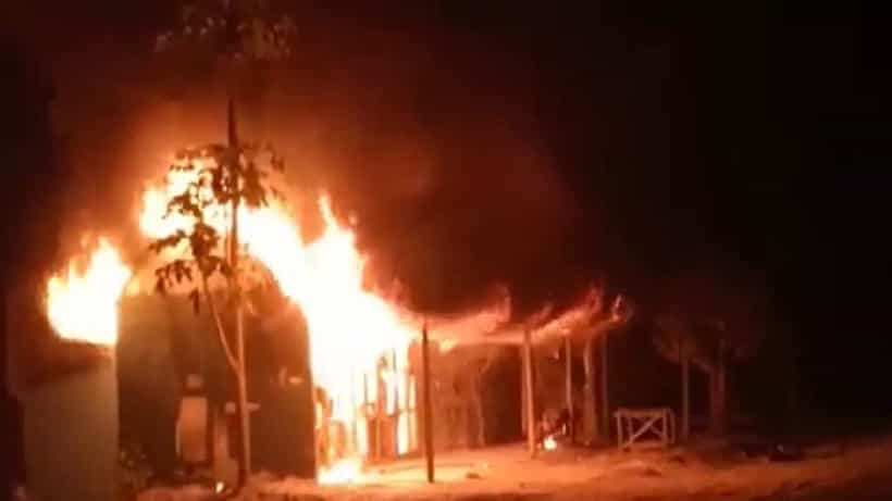 ತ್ರಿಪುರಾದ ಮಾಜಿ ಸಿಎಂ ಬಿಪ್ಲಬ್ ದೇಬ್ ಪೂರ್ವಜರ ಮನೆಗೆ ಬೆಂಕಿ ಹಚ್ಚಿ ದಾಳಿ; ಕಾರು, ಬೈಕ್ಗಳ ಧ್ವಂಸ