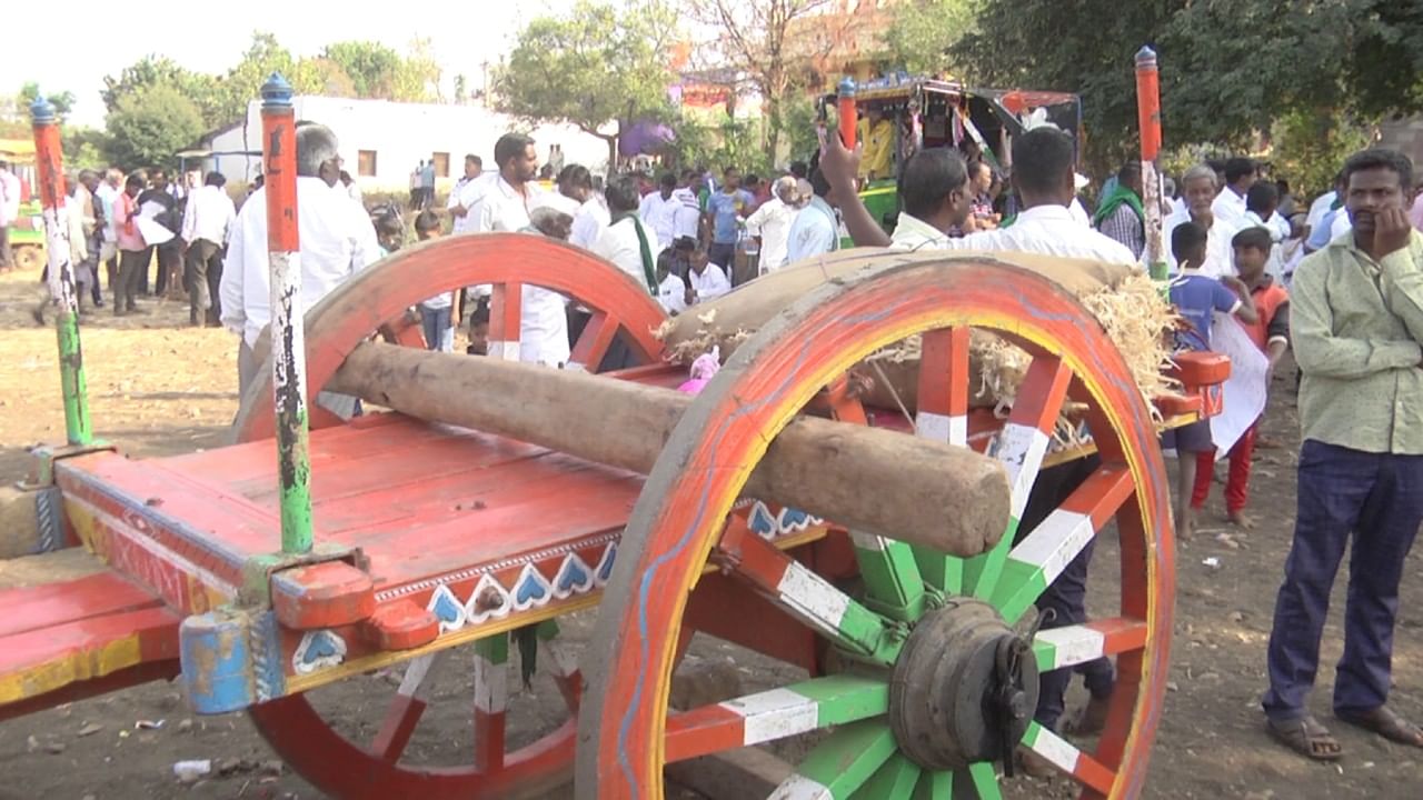 ಎತ್ತುಗಳು ತೆರೆದಬಂಡಿ ಎಳೆಯೋದು ನೋಡುಗರು ಮೂಗಿನ ಮೇಲೆ ಬೆರಳಿಡುವಂತೆ ಮಾಡಿತ್ತು. ಎಲ್ಲ ಕಡೆ ನಡೆಯುವಂತೆ ಇಲ್ಲಿಯೂ ಚಕ್ಕಡಿ ಬಂಡಿಯ ಗಾಲಿ ತಿರುಗುತ್ತಿರಲಿಲ್ಲ. ಚಕ್ಕಡಿ ಬಂಡಿ ಗಾಲಿಗೆ ಒಂದು ಮರದ ಕೊಂಬೆ ಅಡ್ಡಲಾಗಿ ಸೇರಿಸಲಾಗಿತ್ತು. ಇದರಿಂದ ಇಡೀ ಚಕ್ಕಡಿ ಬಂಡಿ ಮತ್ತು ಅದರ ಮೇಲೆ ಕೂತ ಇಬ್ಬರ ಭಾರವನ್ನೂ ಎಳೆಯುವ ಎತ್ತುಗಳ ಸಾಹಸ ಗಮನಸೆಳೆಯಿತು. 