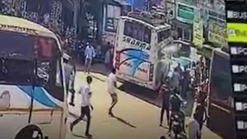 ಛತ್ತೀಸ್ಗಢ: ಚಲಿಸುತ್ತಿದ್ದ ಬಸ್ಸಿನ ಚಕ್ರದ ಮುಂದೆ ಮಲಗಿ ಯುವಕ ಆತ್ಮಹತ್ಯೆ; ಕ್ಯಾಮೆರಾದಲ್ಲಿ ಸಾವಿನ ದೃಶ್ಯ ಸೆರೆ